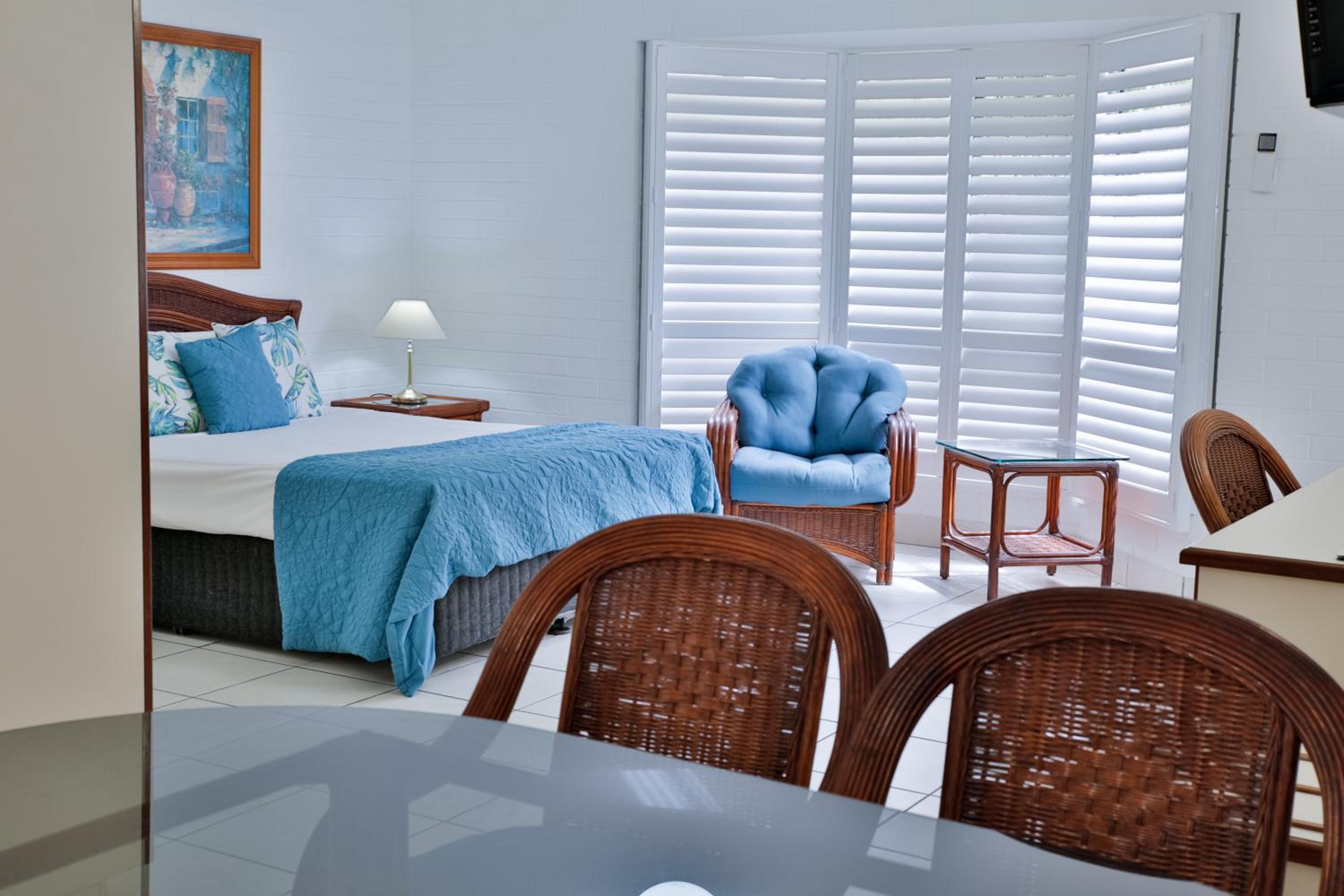 Family Room (1 Queen Bed + 3 Singles Beds)