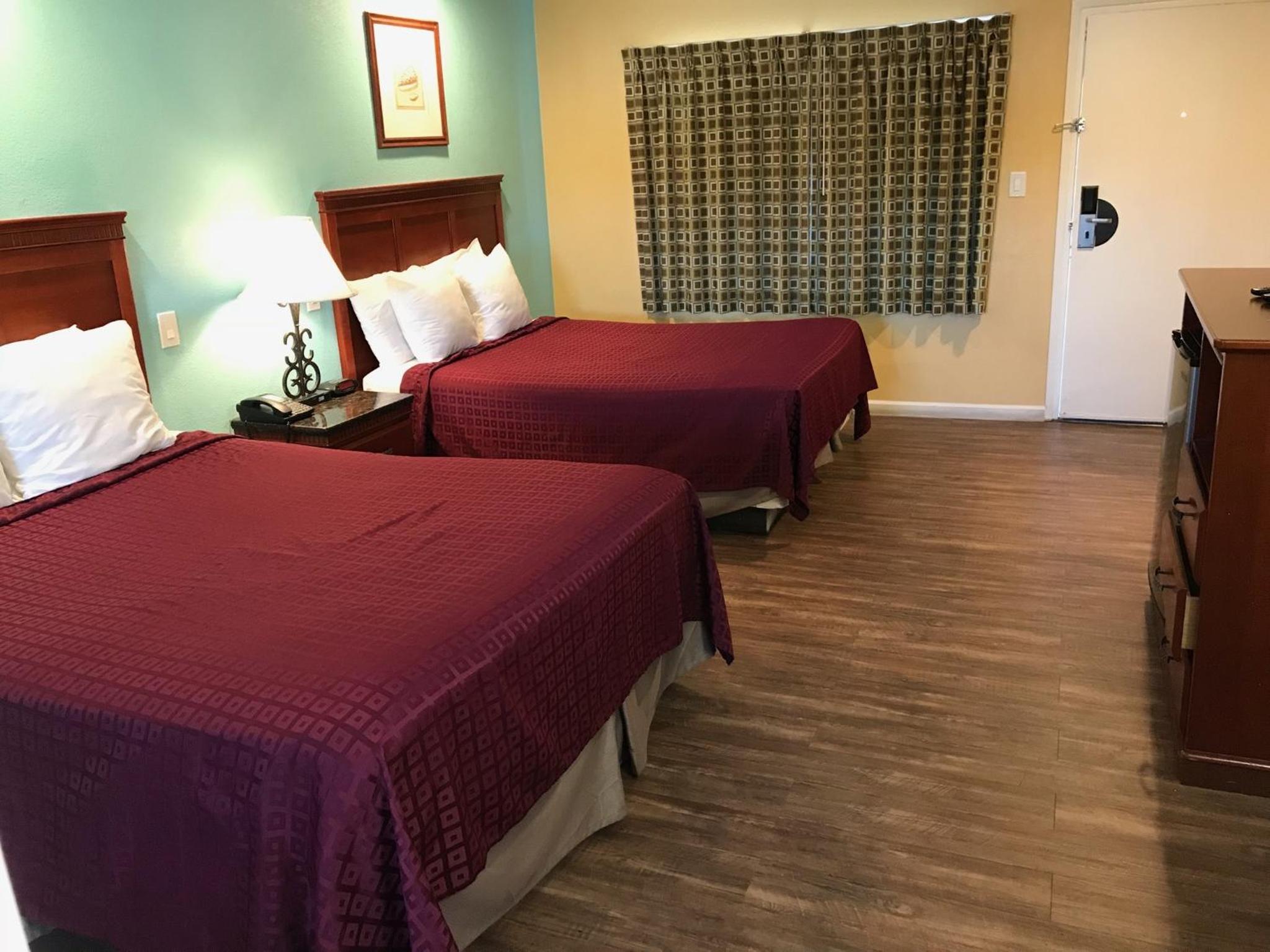 Deluxe Queen Room with Two Queen Beds - Non-Smoking - Photo 6