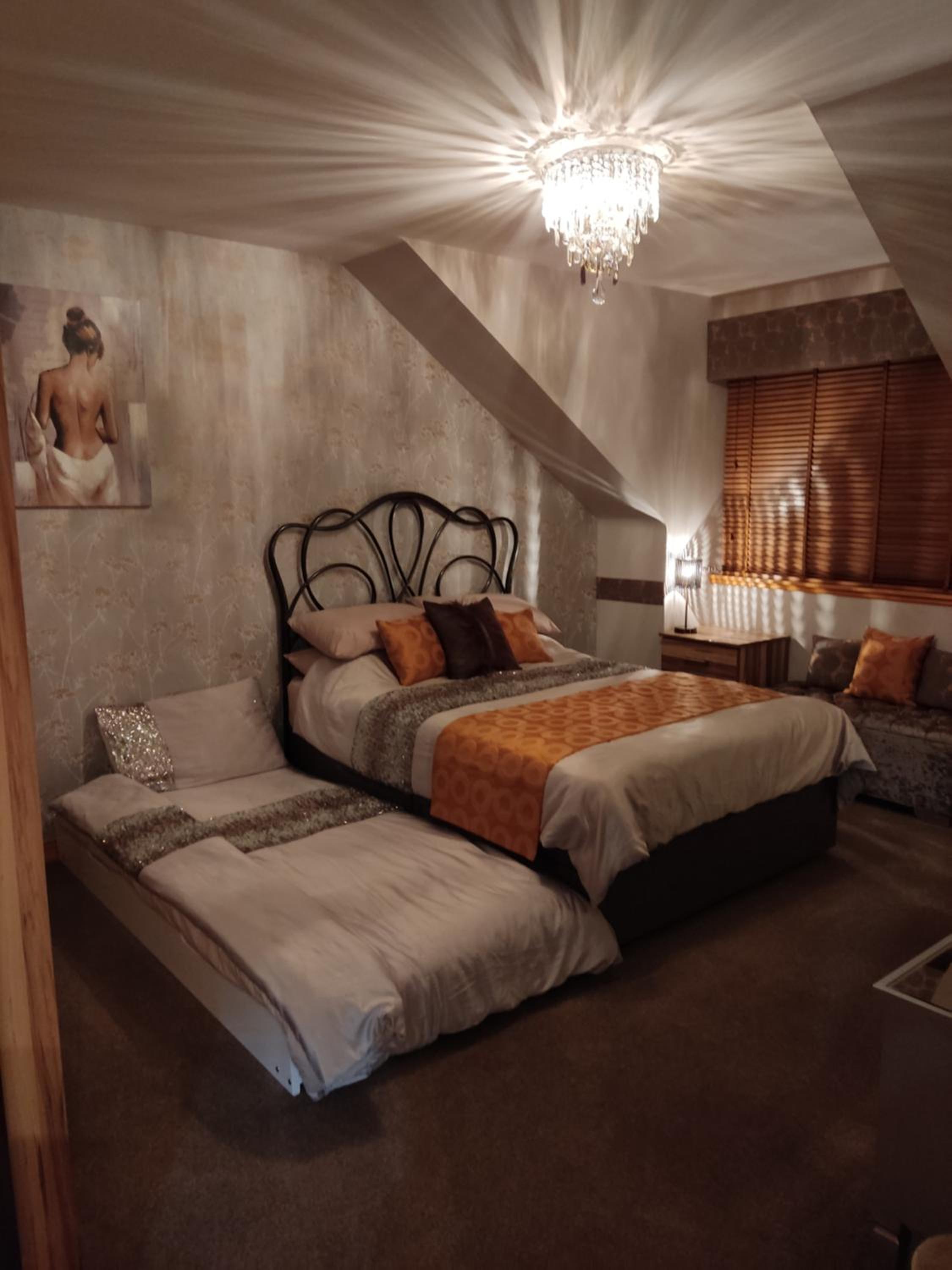 Large Double Room - Photo 6