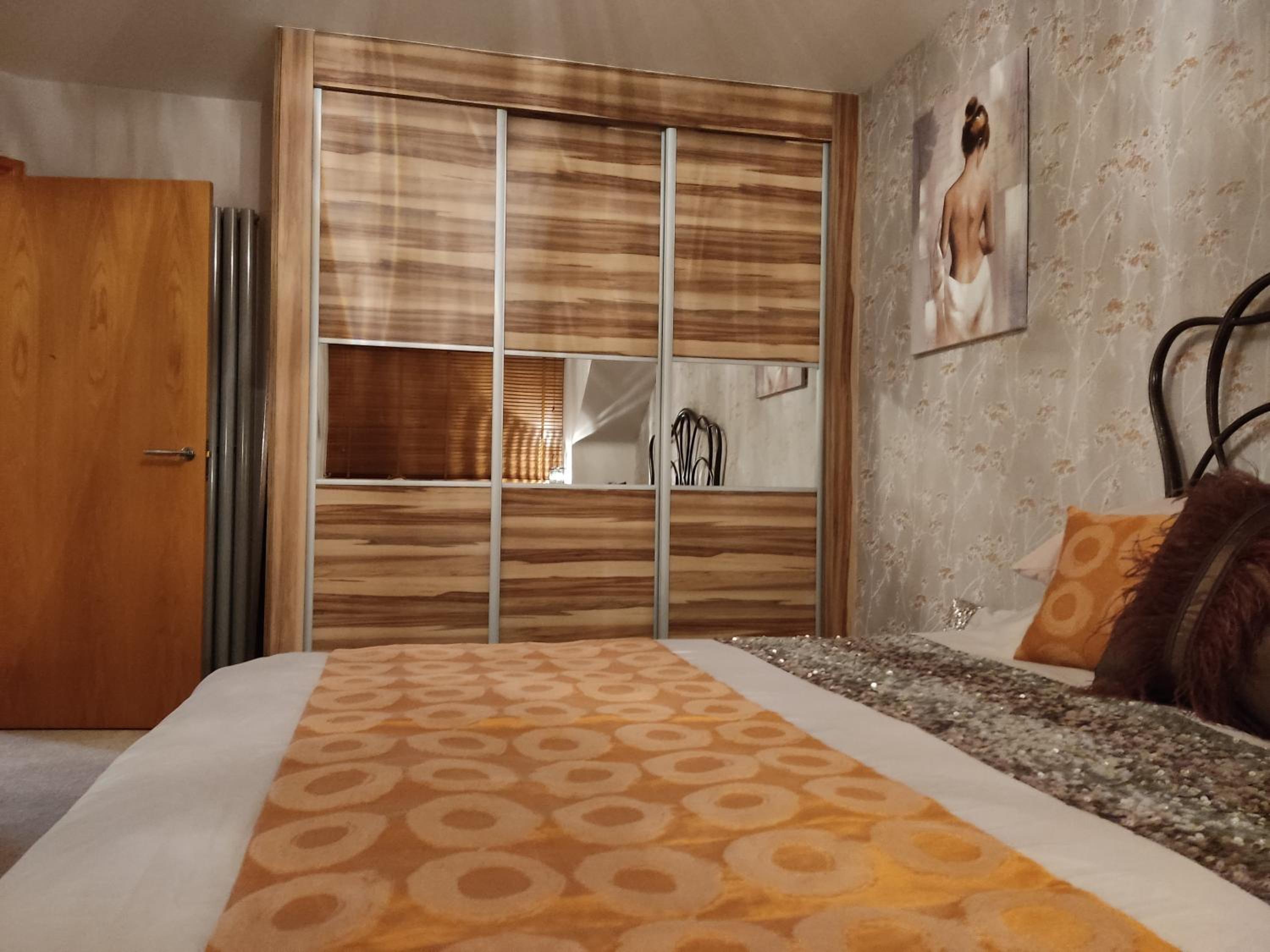 Large Double Room - Photo 9