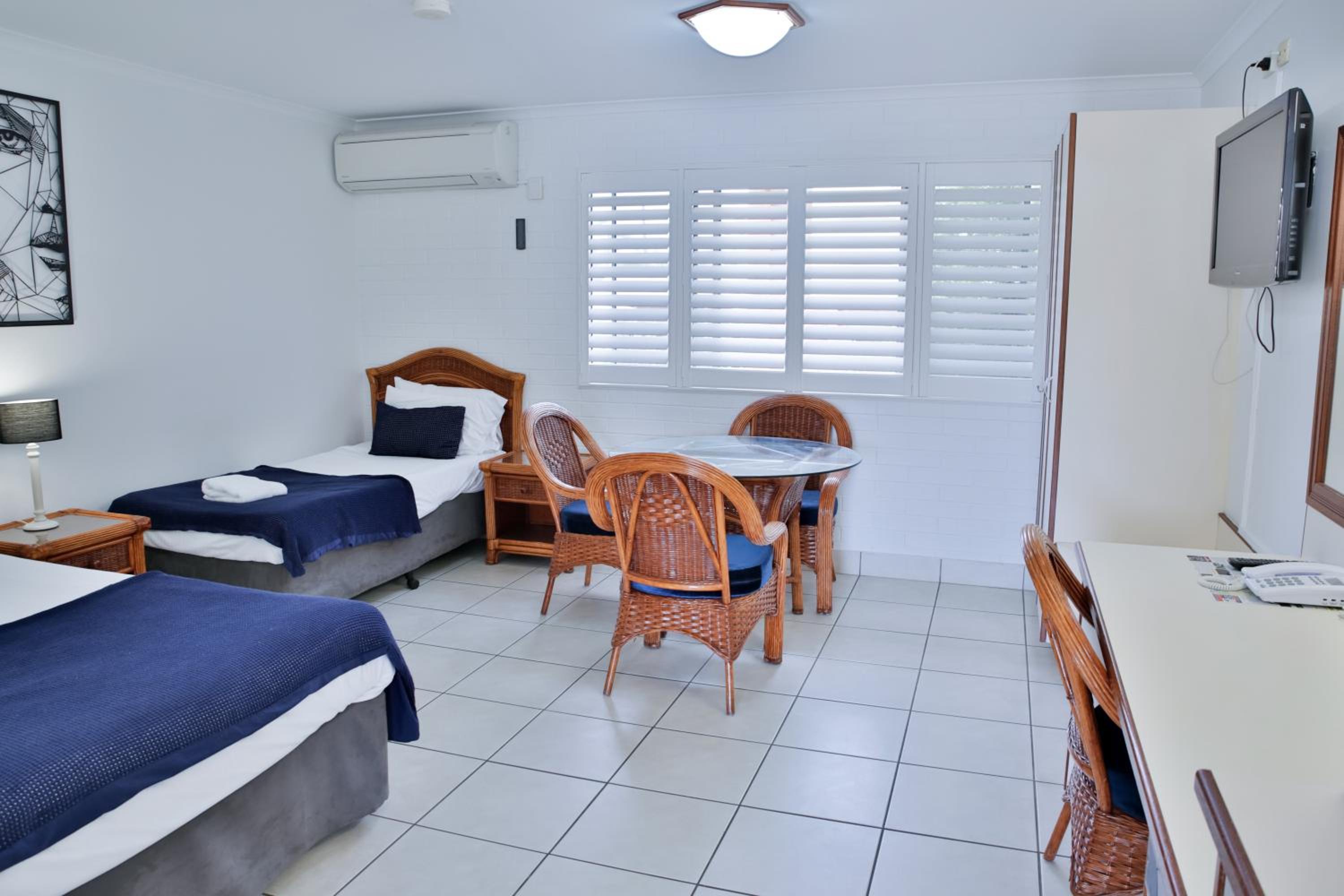 Queen Single Room (1 Queen + 1 Single Bed)