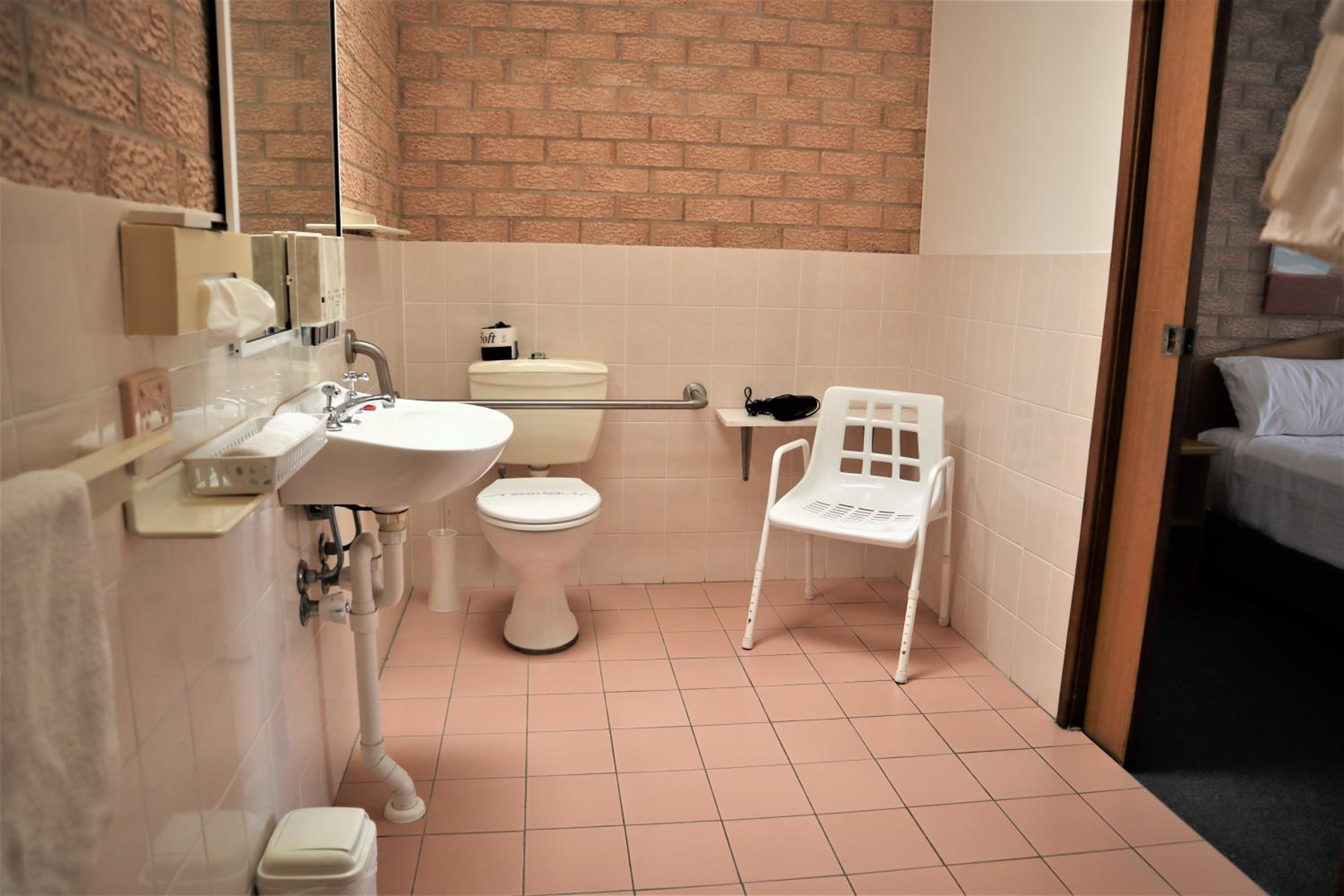 Twin Room - Disability Access - Photo 3