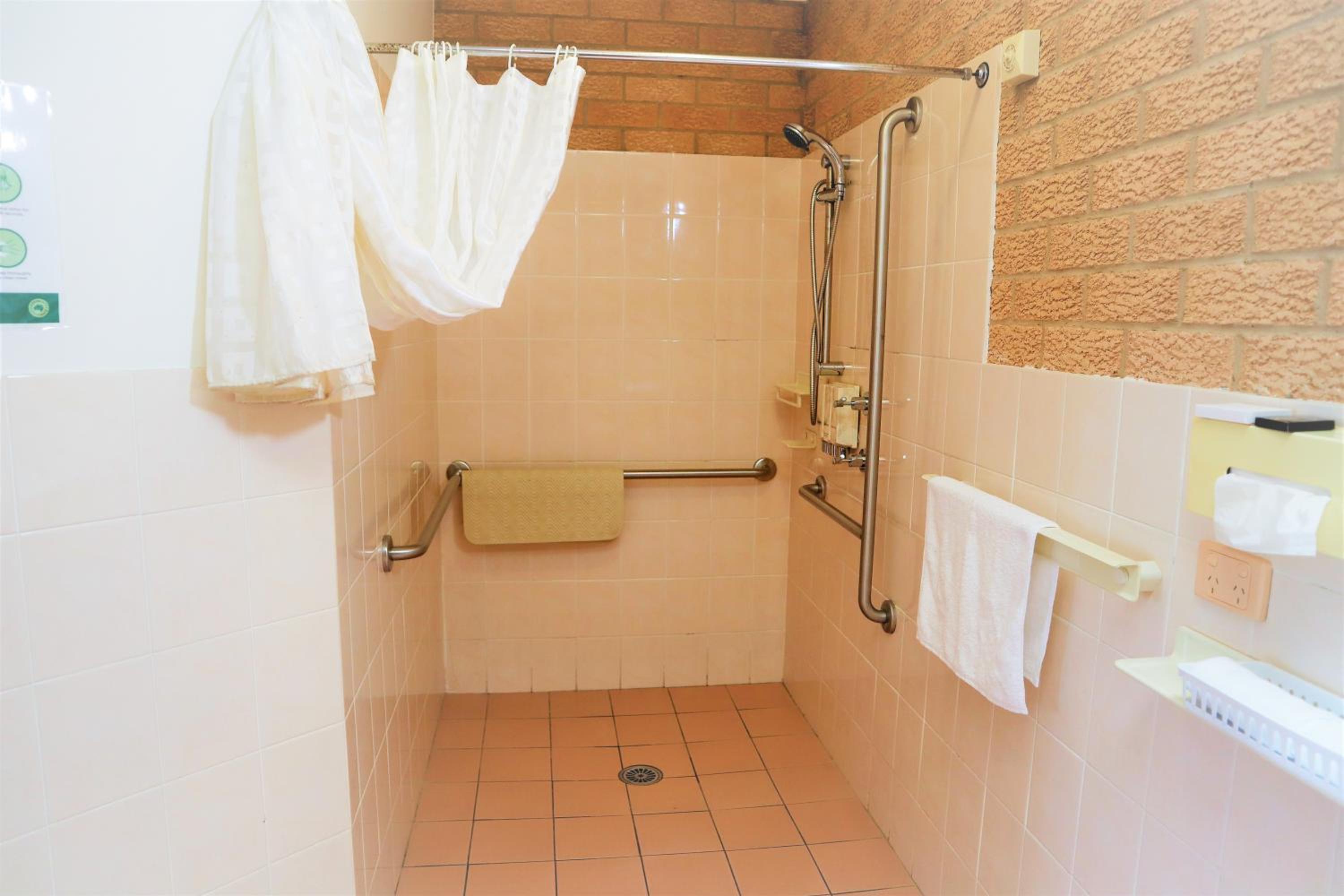 Twin Room - Disability Access - Photo 2