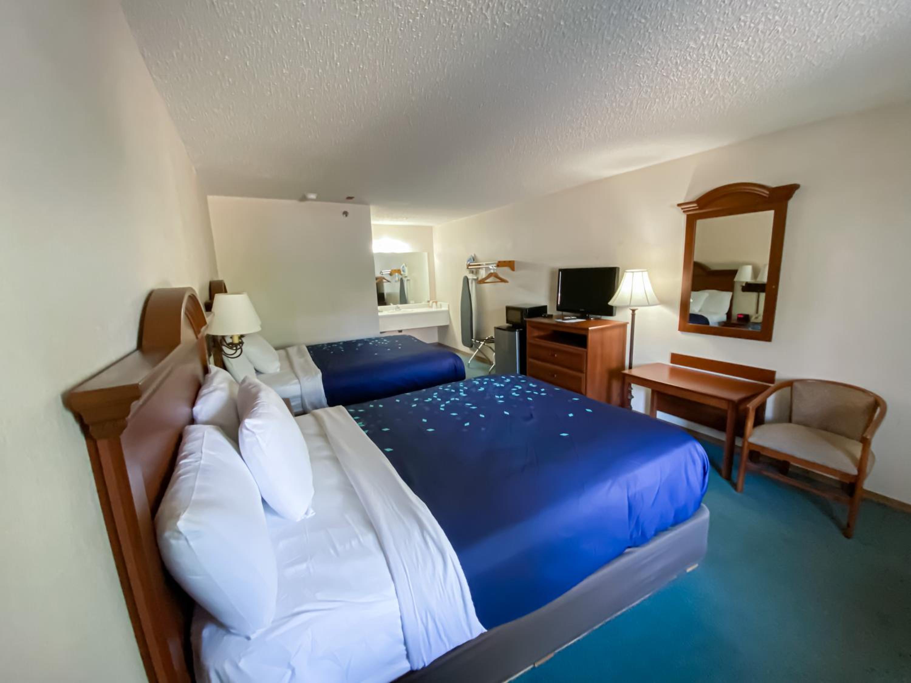 Deluxe Queen Room with Two Queen Beds: Stairs photo 3