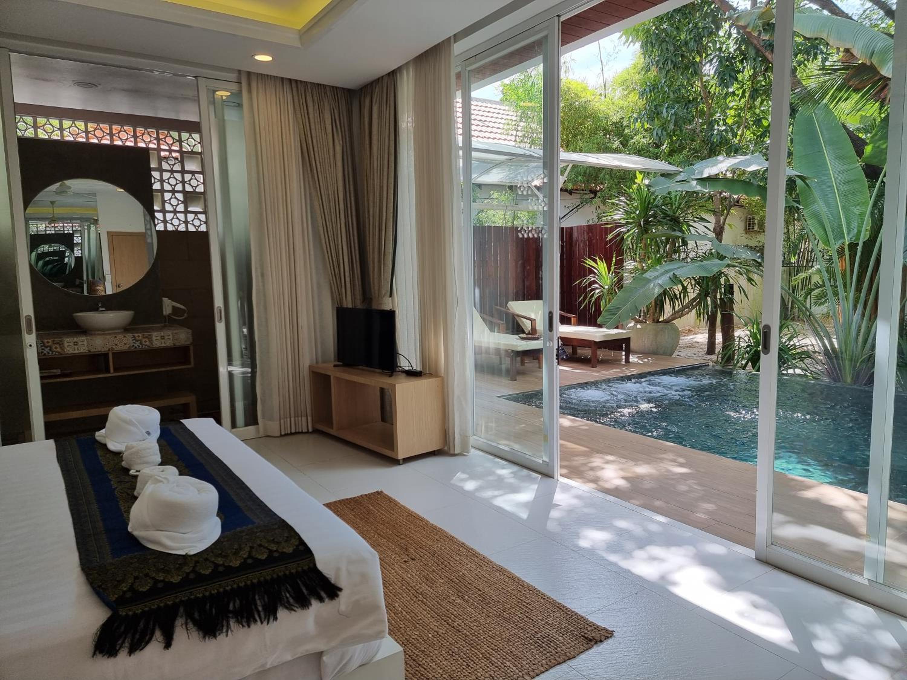 Executive Private Pool with 1 time fruit basket