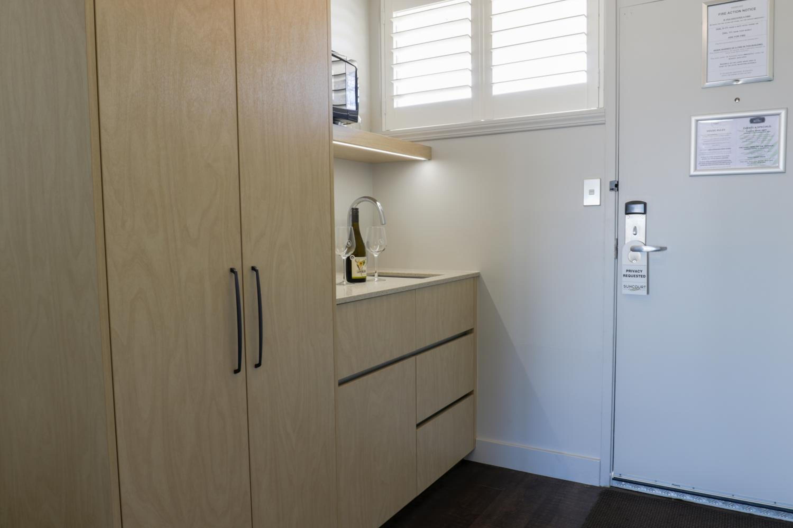 Executive Lakeview Studio - Photo 5