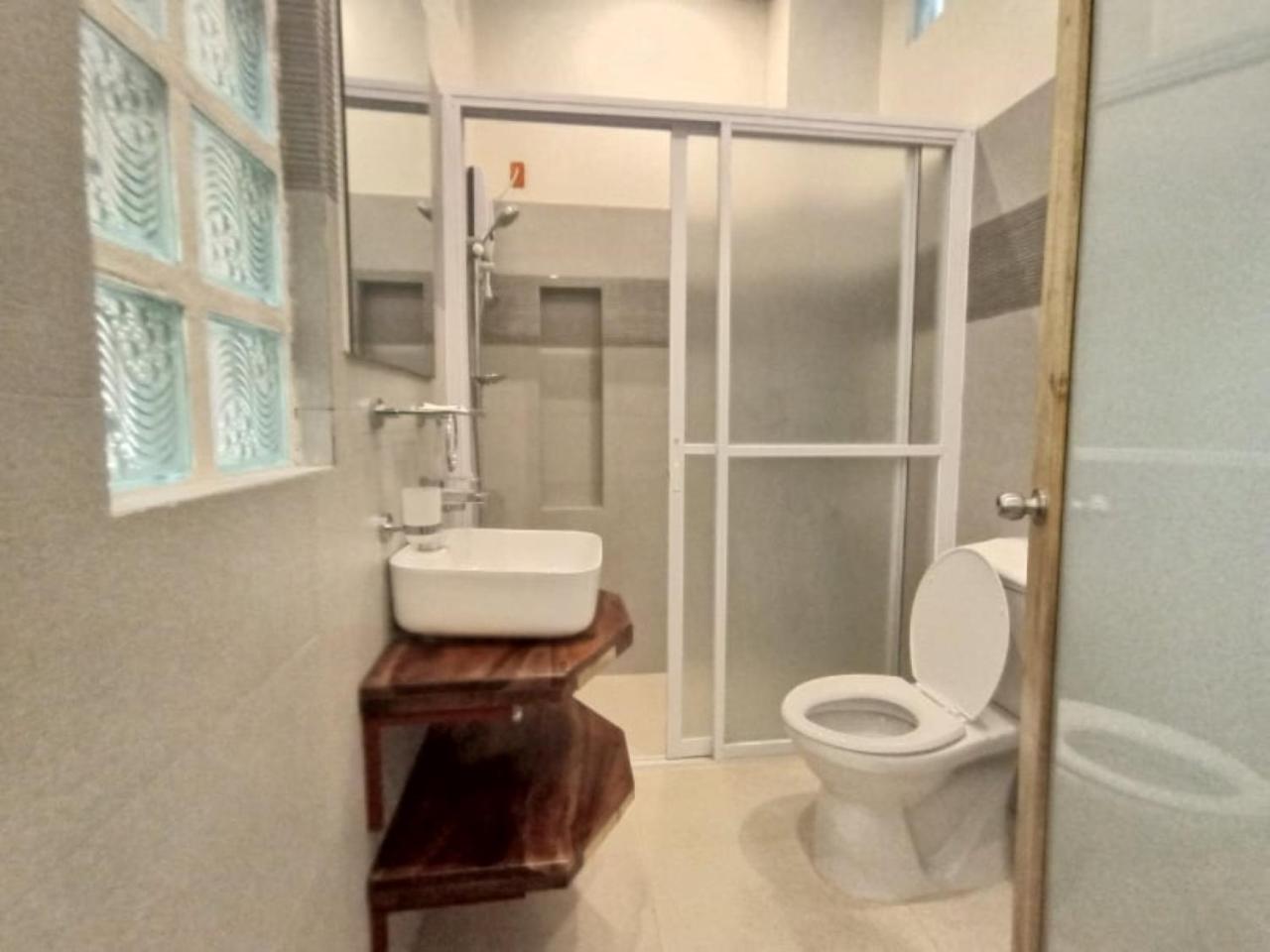 Deluxe Queen Room - Photo 6