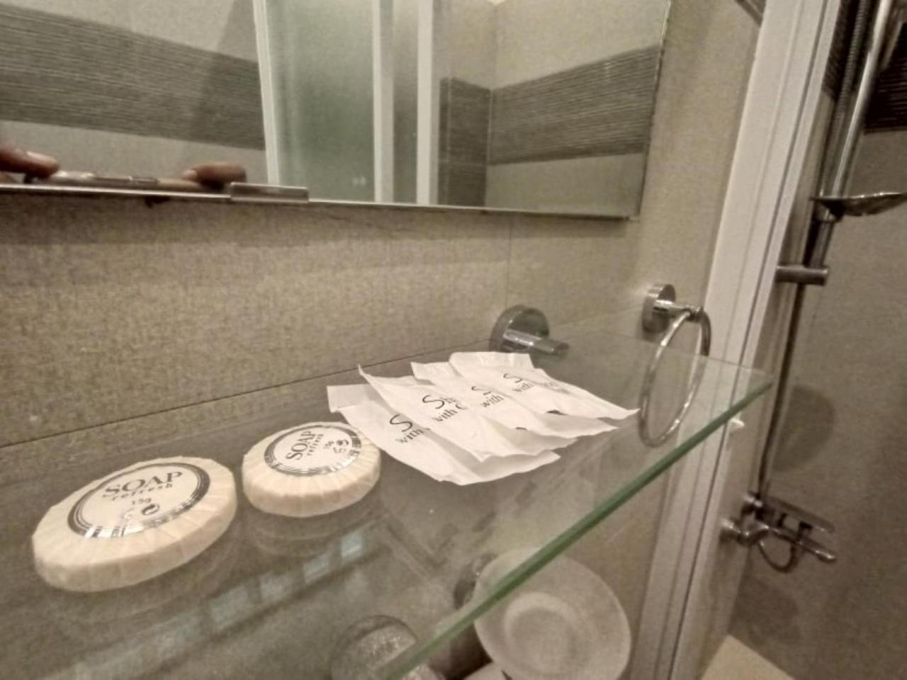 Deluxe Queen Room - Photo 7