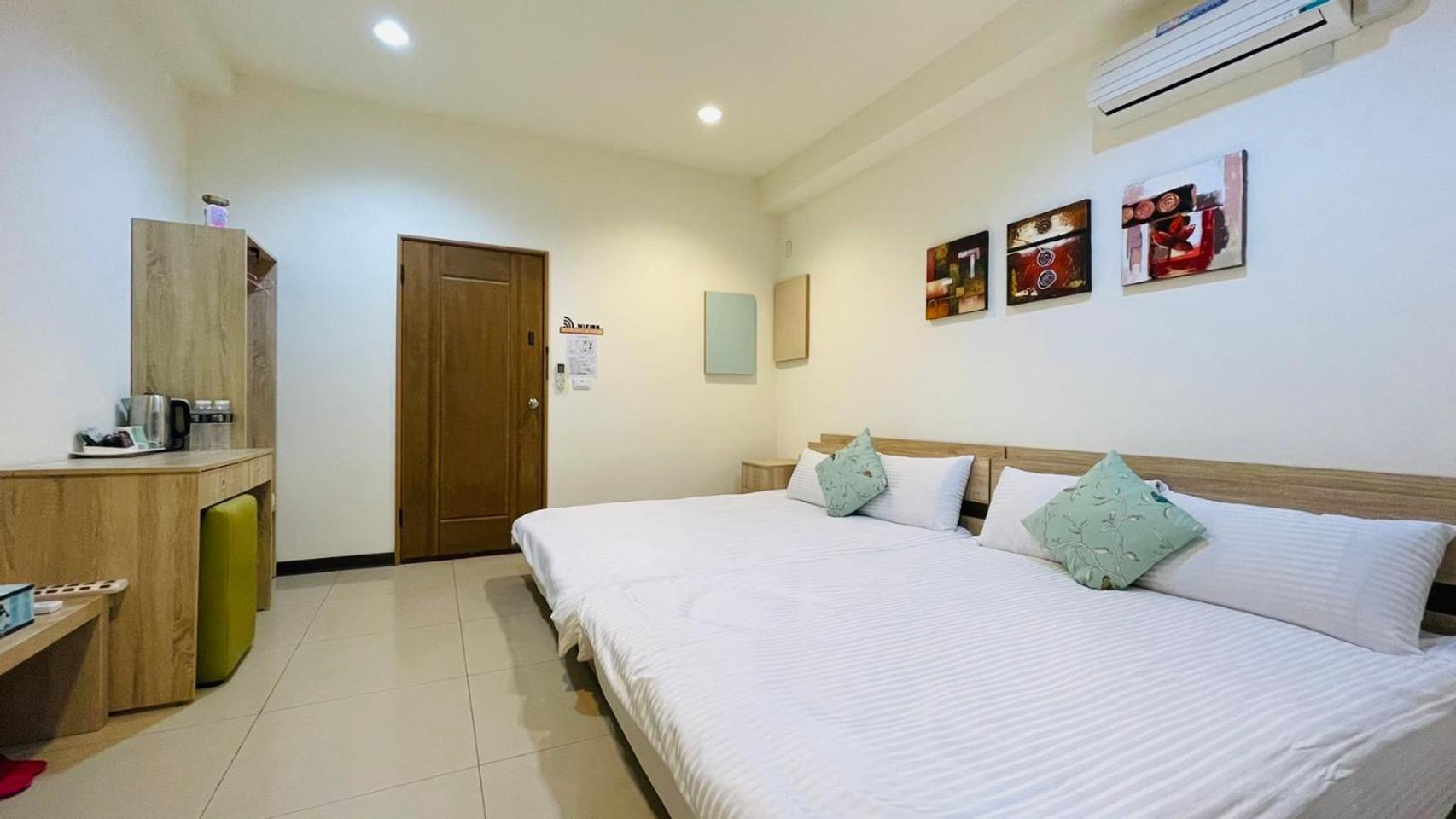 Standard Queen Room with Two Queen Beds photo 3