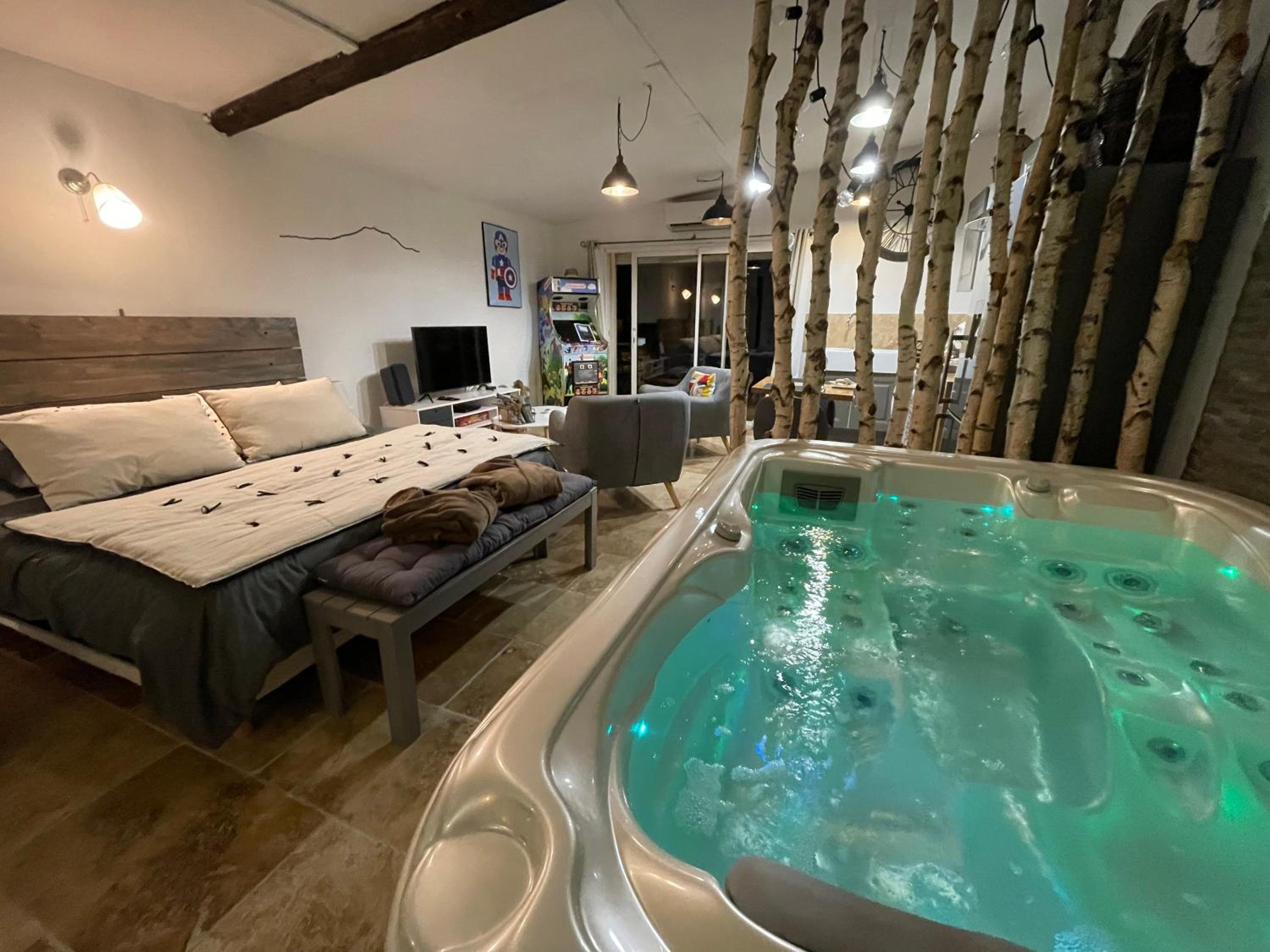 Suite with Hot Tub photo 1