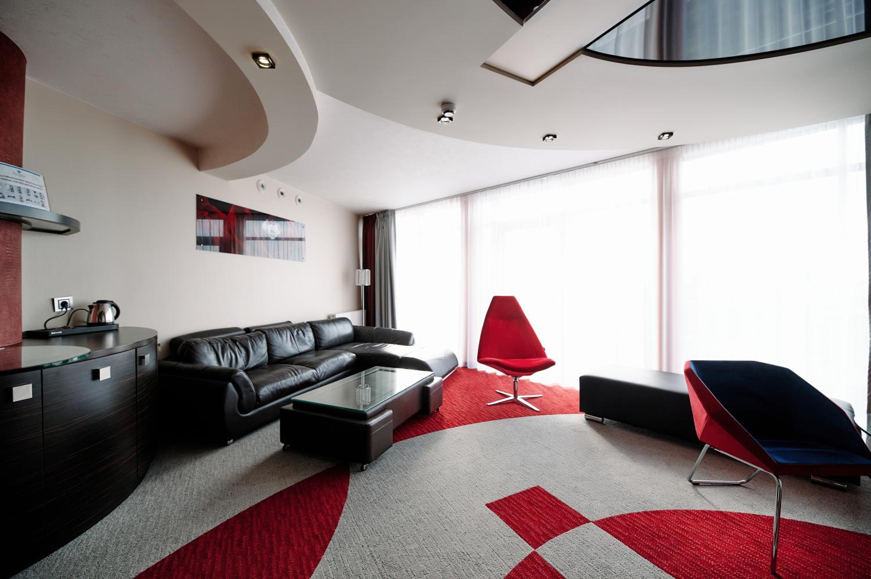 Suite - Photo 3