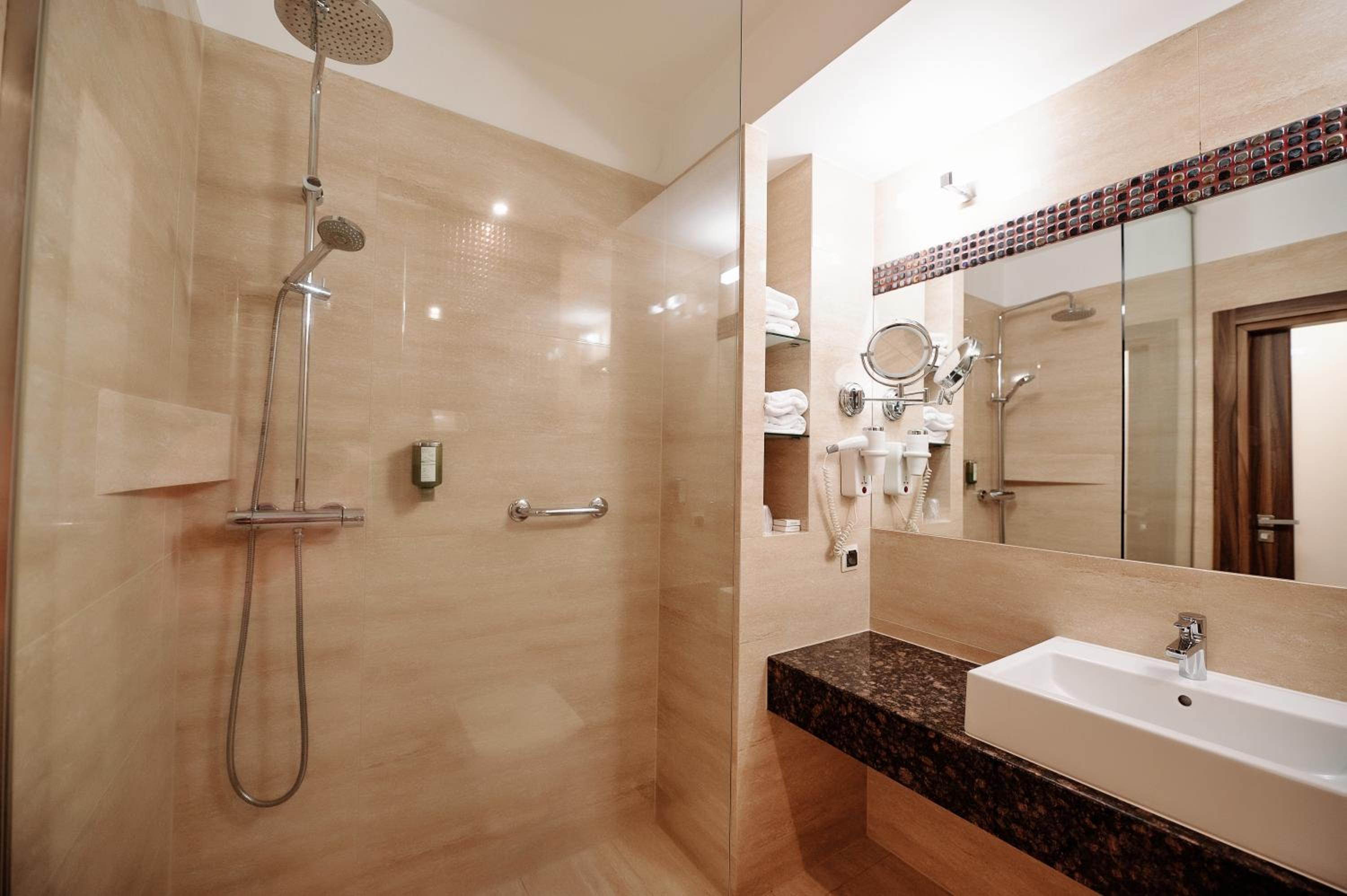 Standard Double or Twin Room - Photo 5