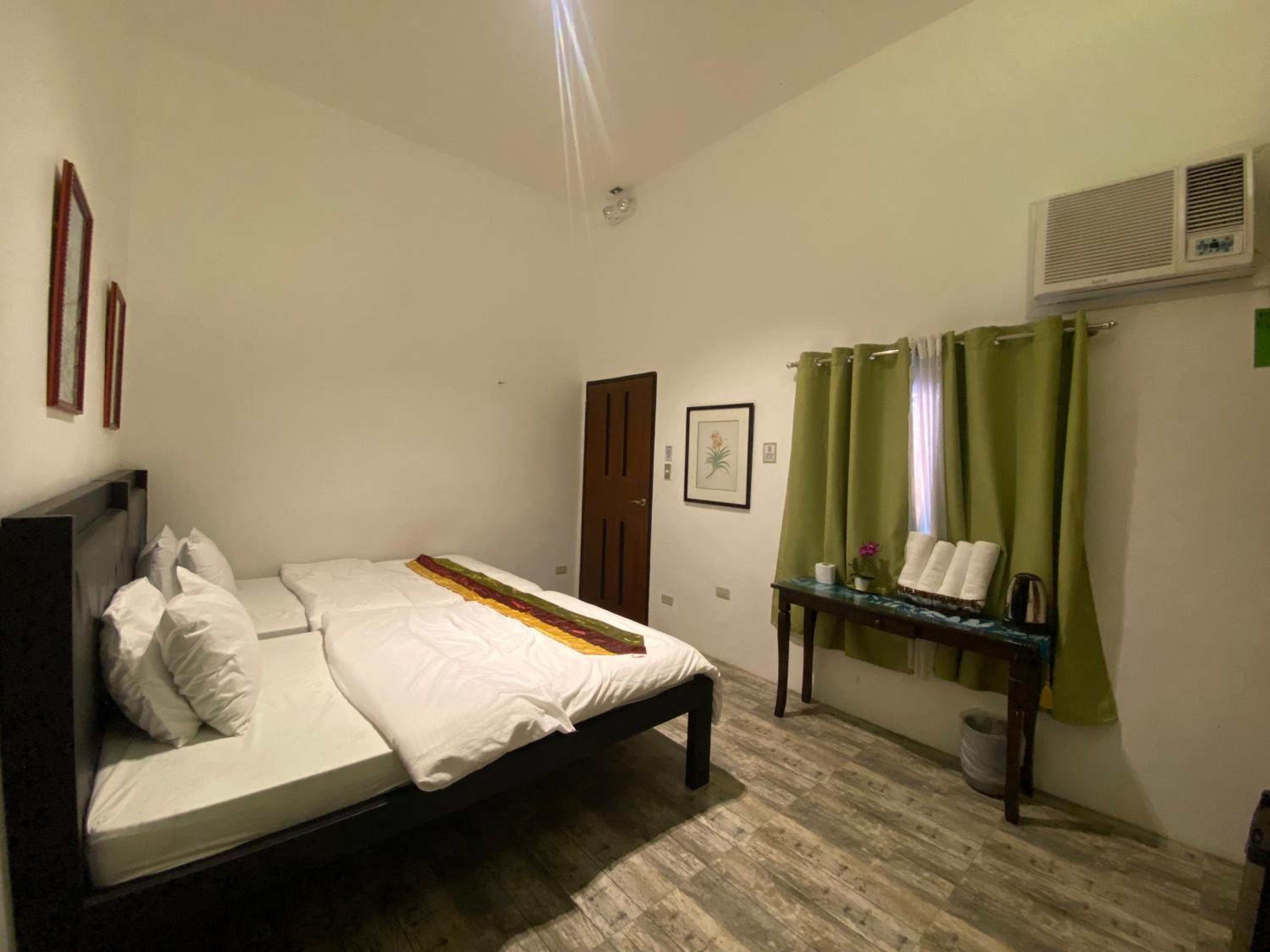 Deluxe Quadruple Room - Photo 2