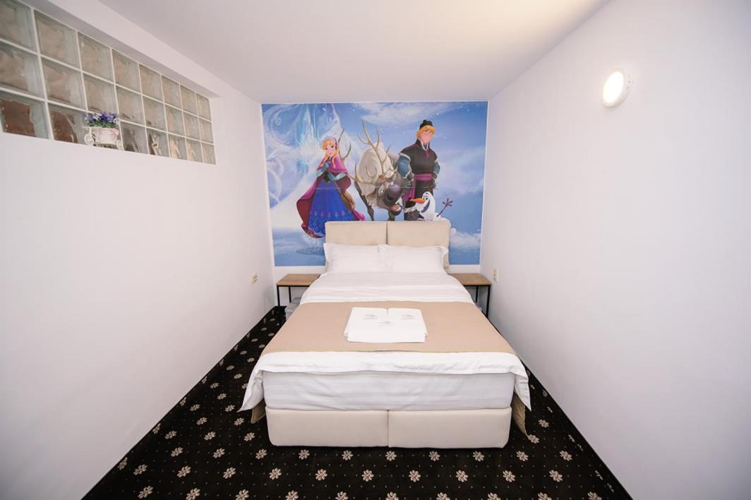 Apartment with Balcony - Photo 2