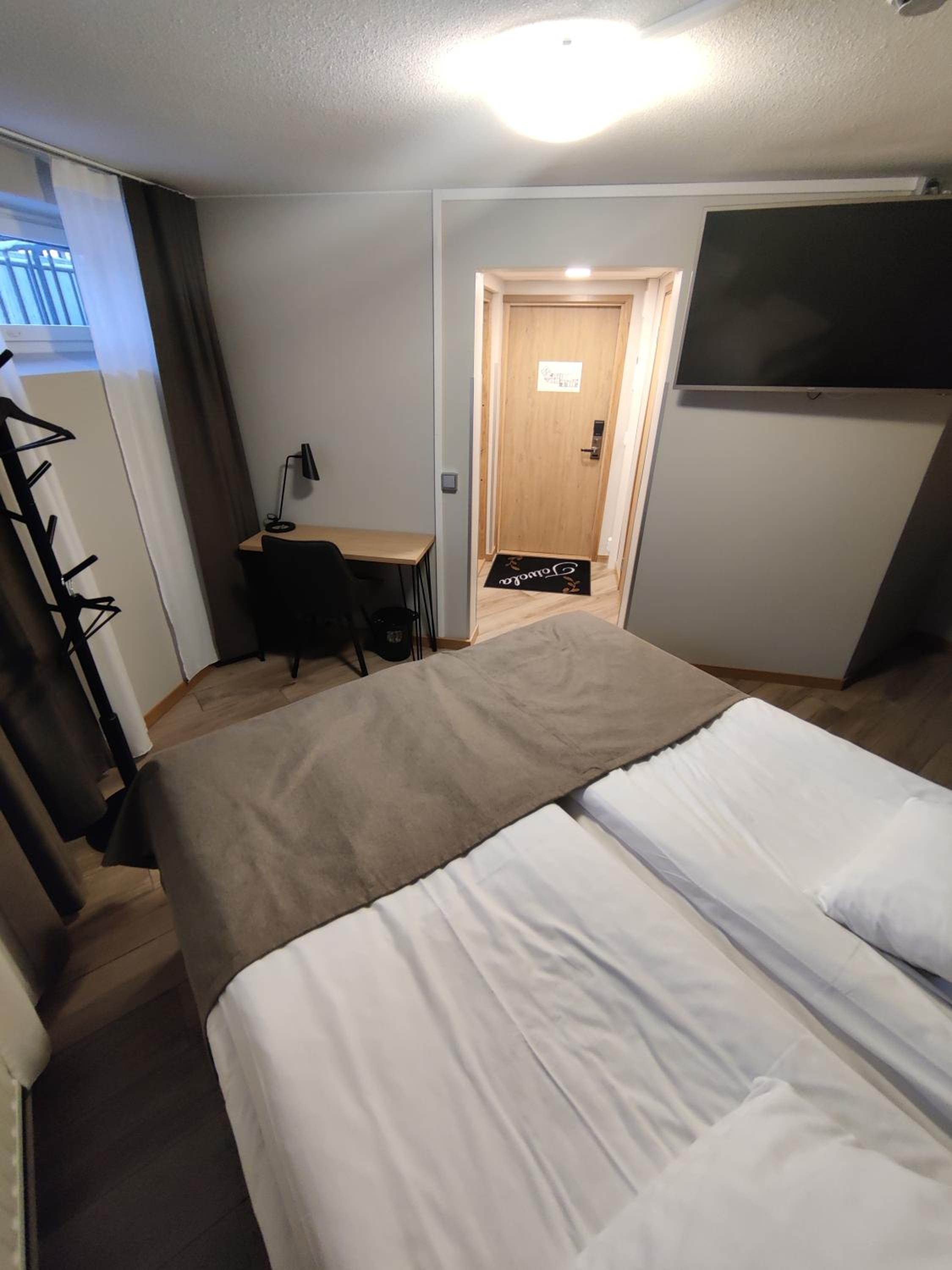 Budget Twin Room - Photo 12