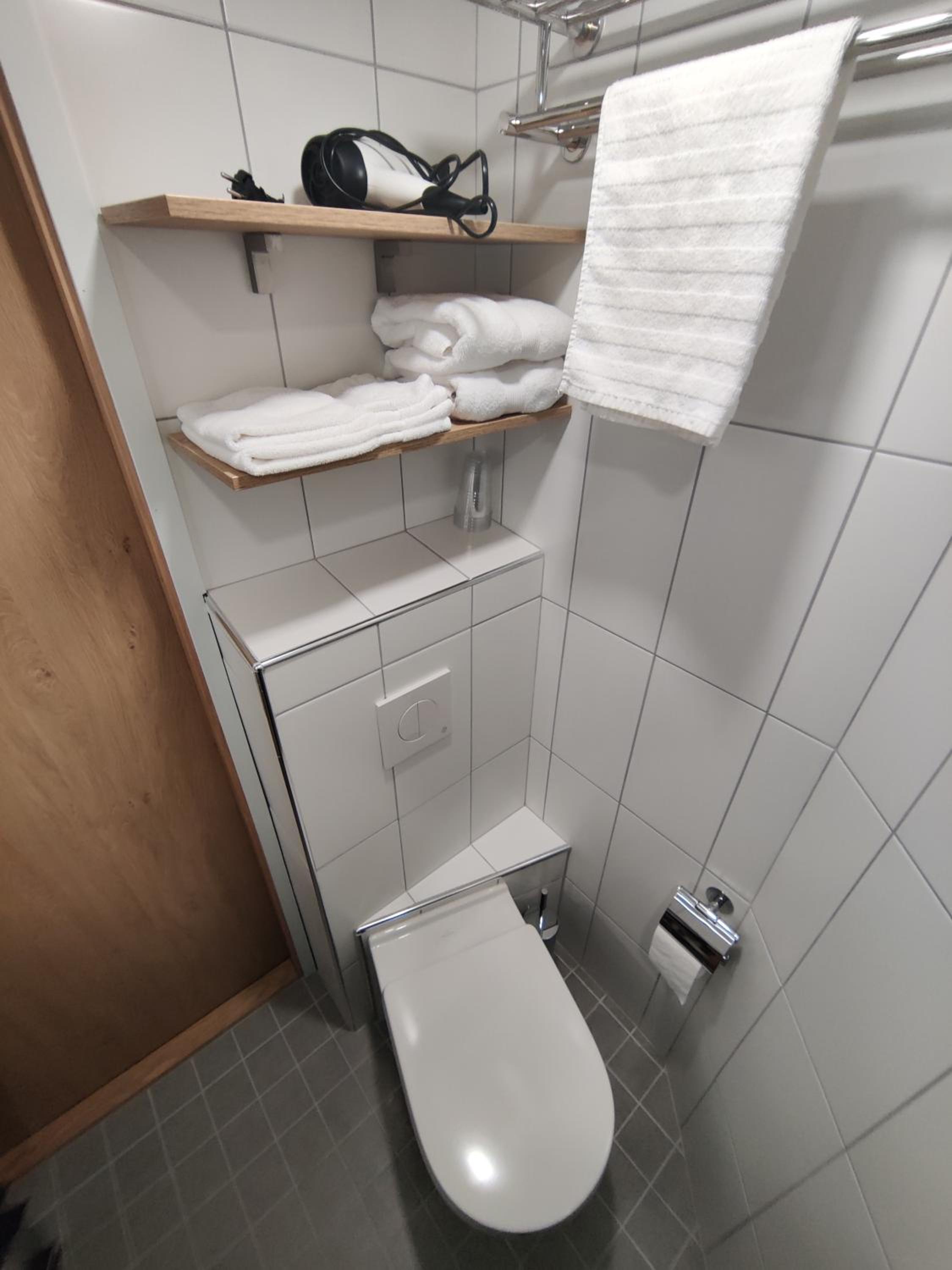 Budget Twin Room - Photo 16