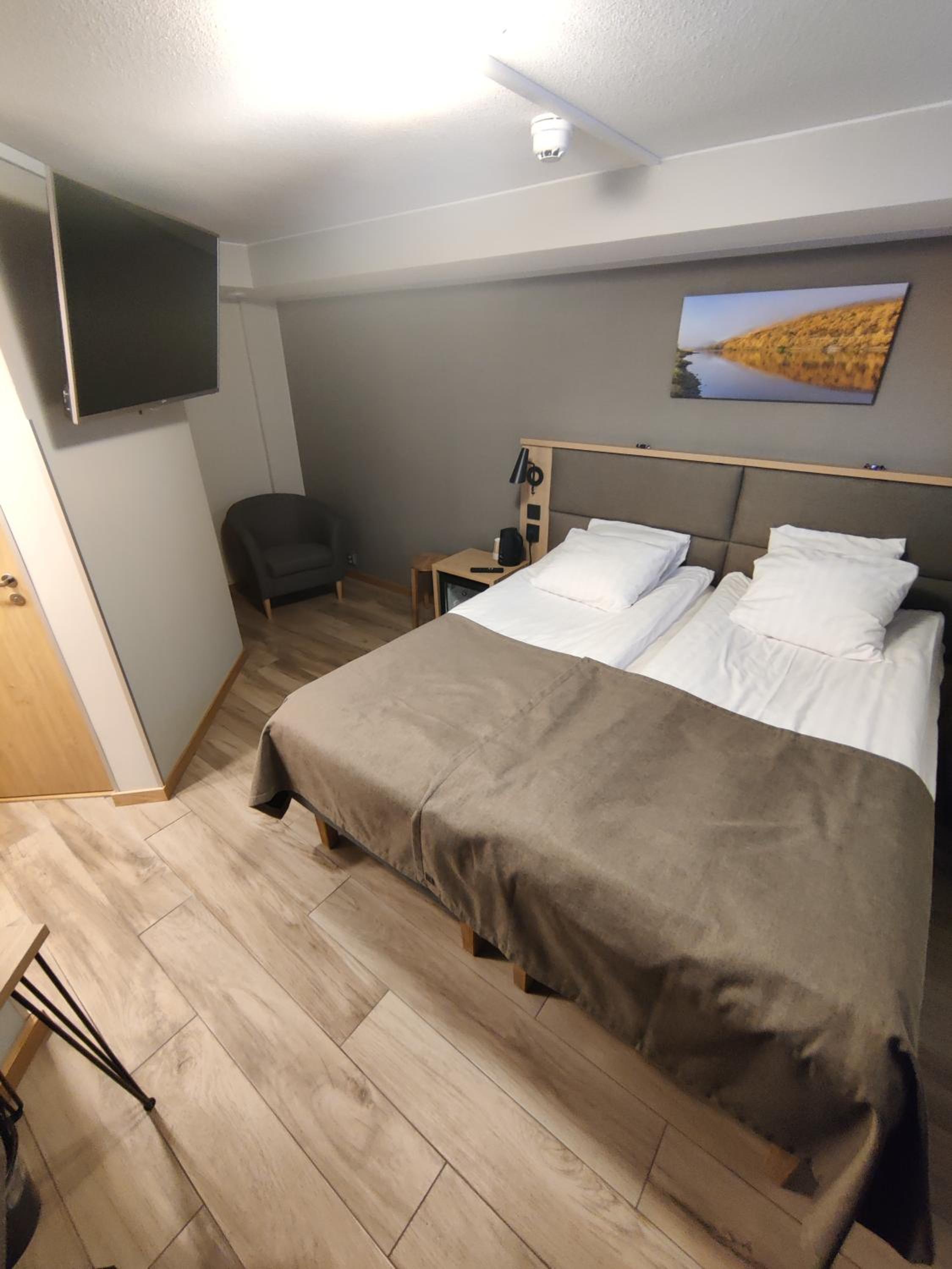 Budget Twin Room - Photo 11