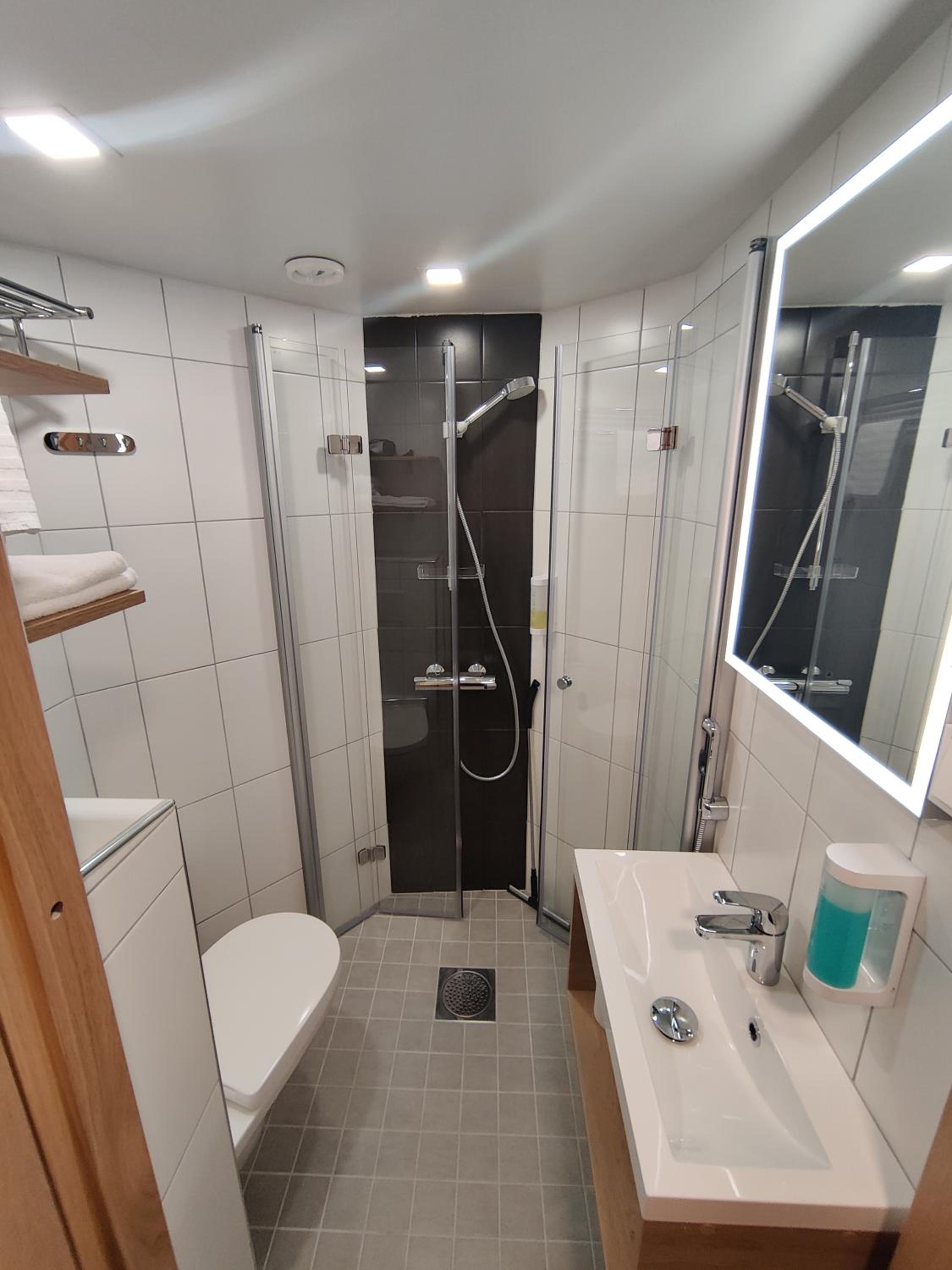 Budget Twin Room - Photo 14