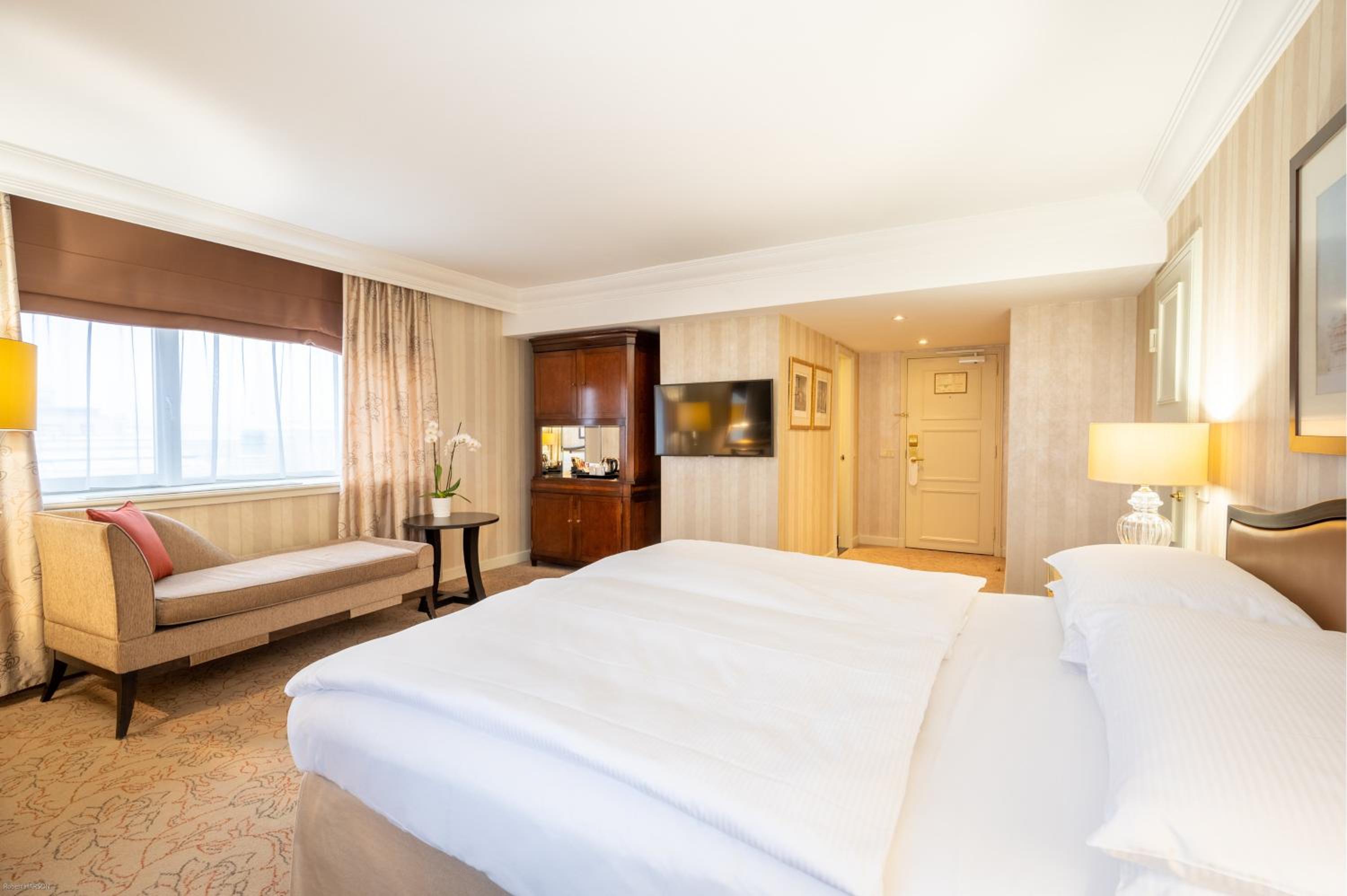 Premium King Room with City View thumbnail 6
