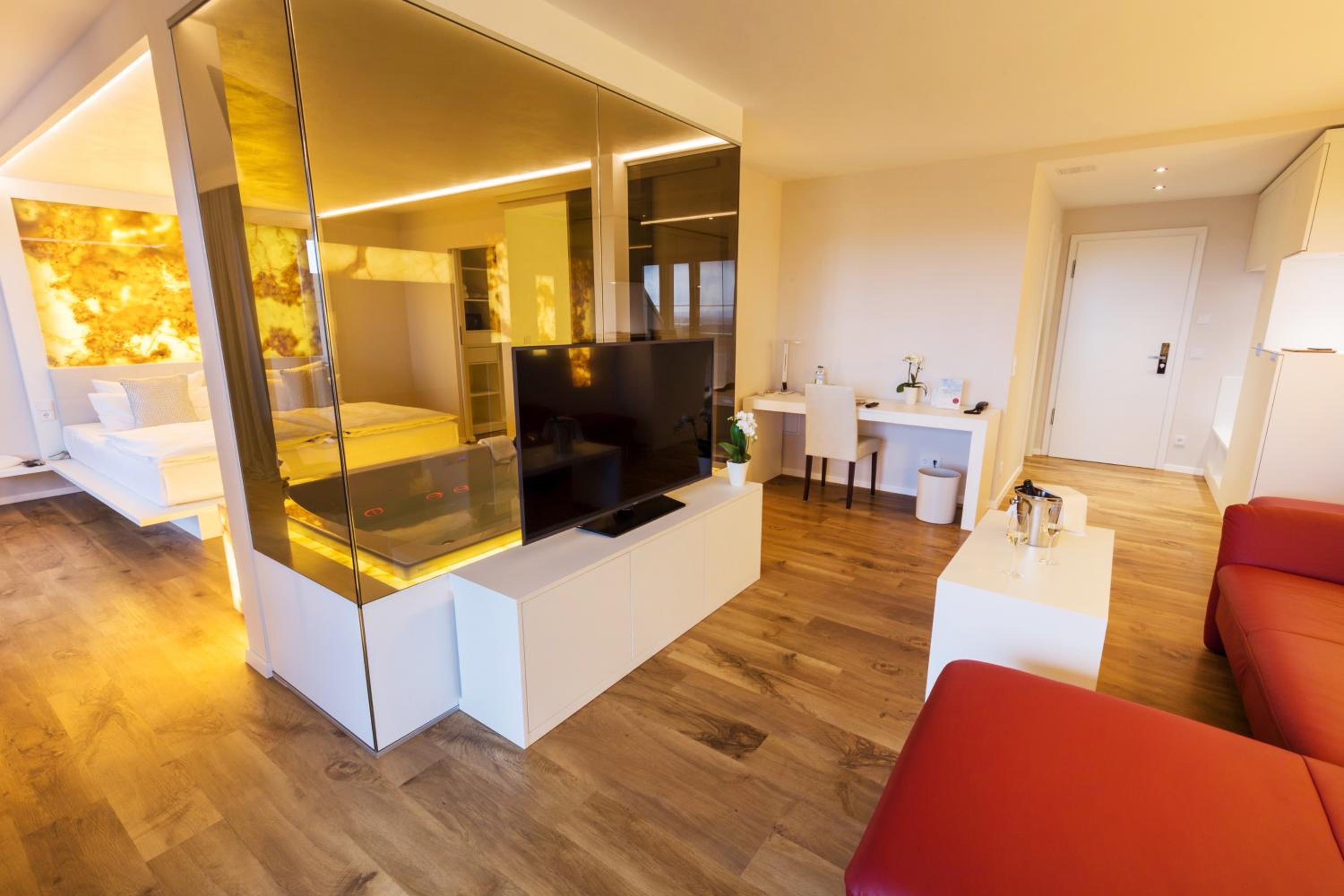 Suite - Photo 2