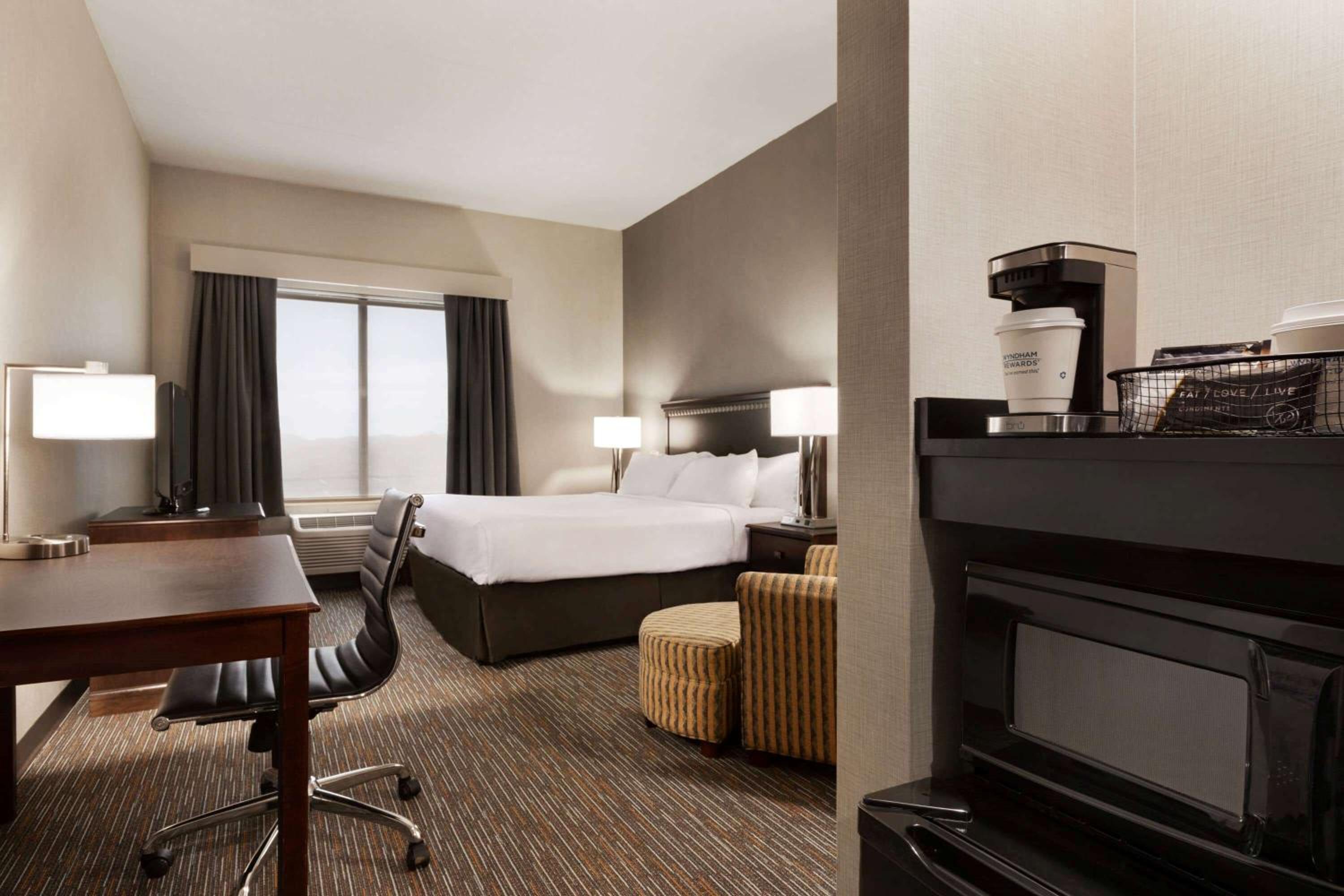 King Room - Non-Smoking - Photo 2
