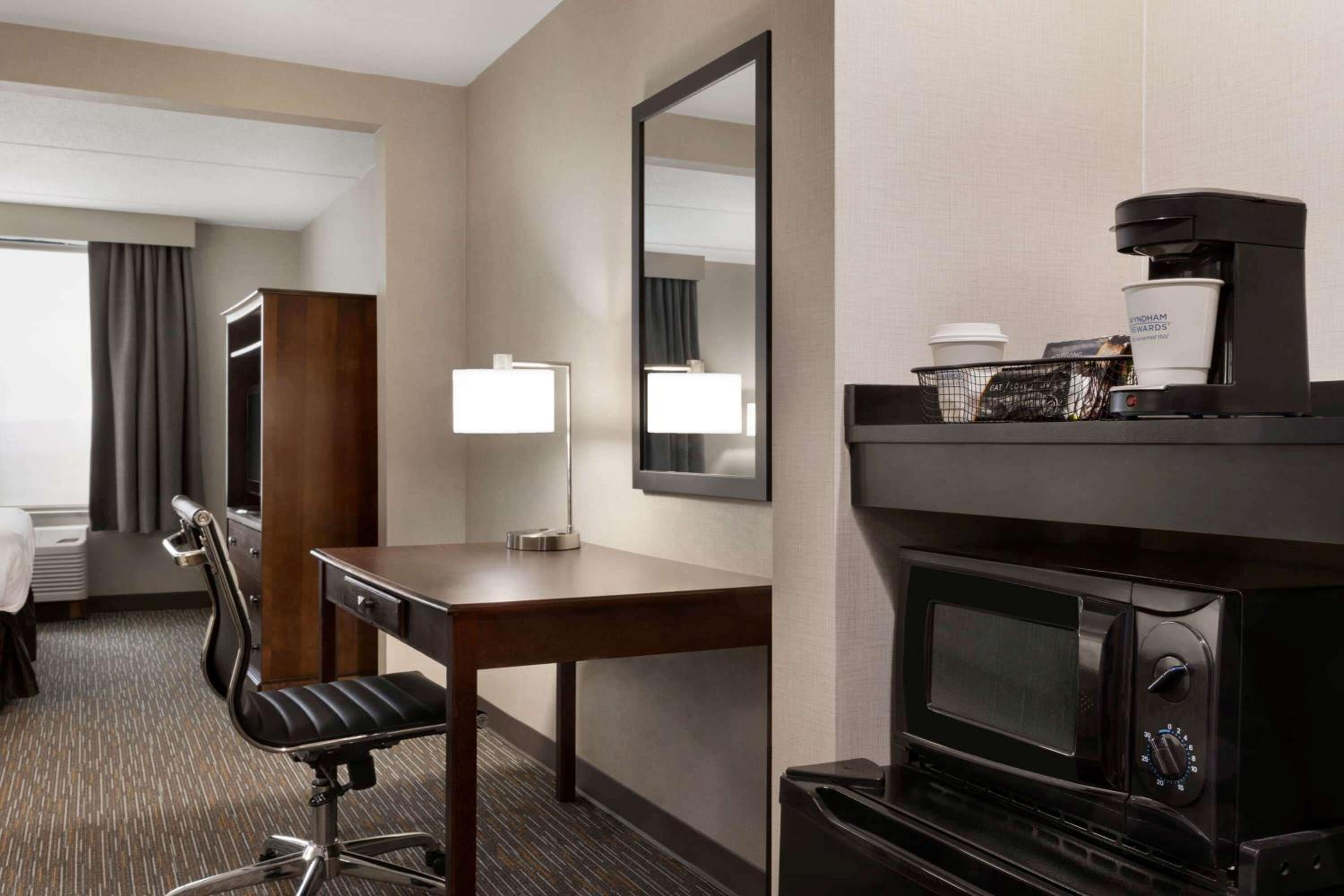 King Room - Non-Smoking - Photo 5