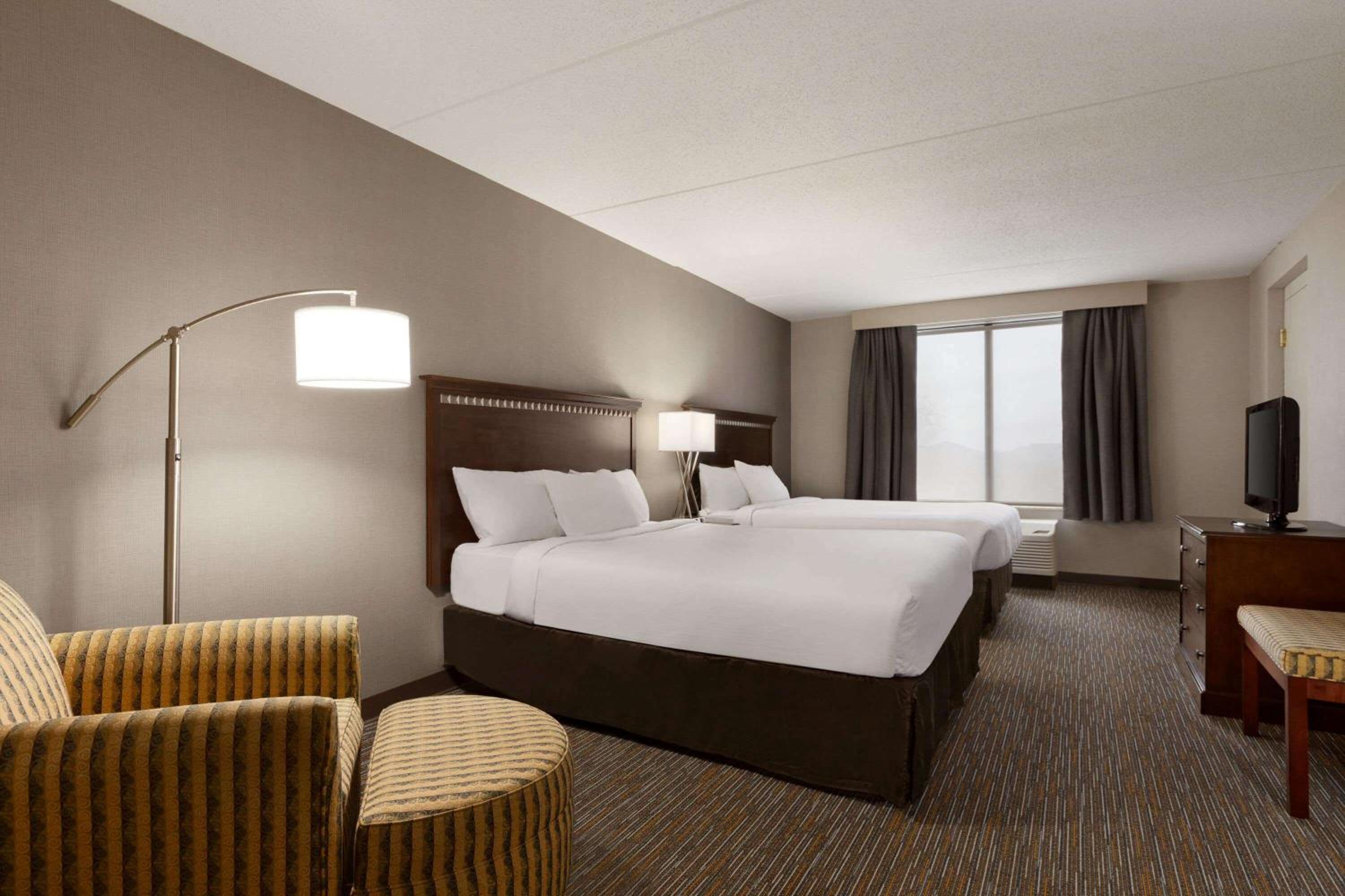 Queen Room with Two Queen Beds and Bath Tub - Mobility Accessible/Non-Smoking - Photo 2