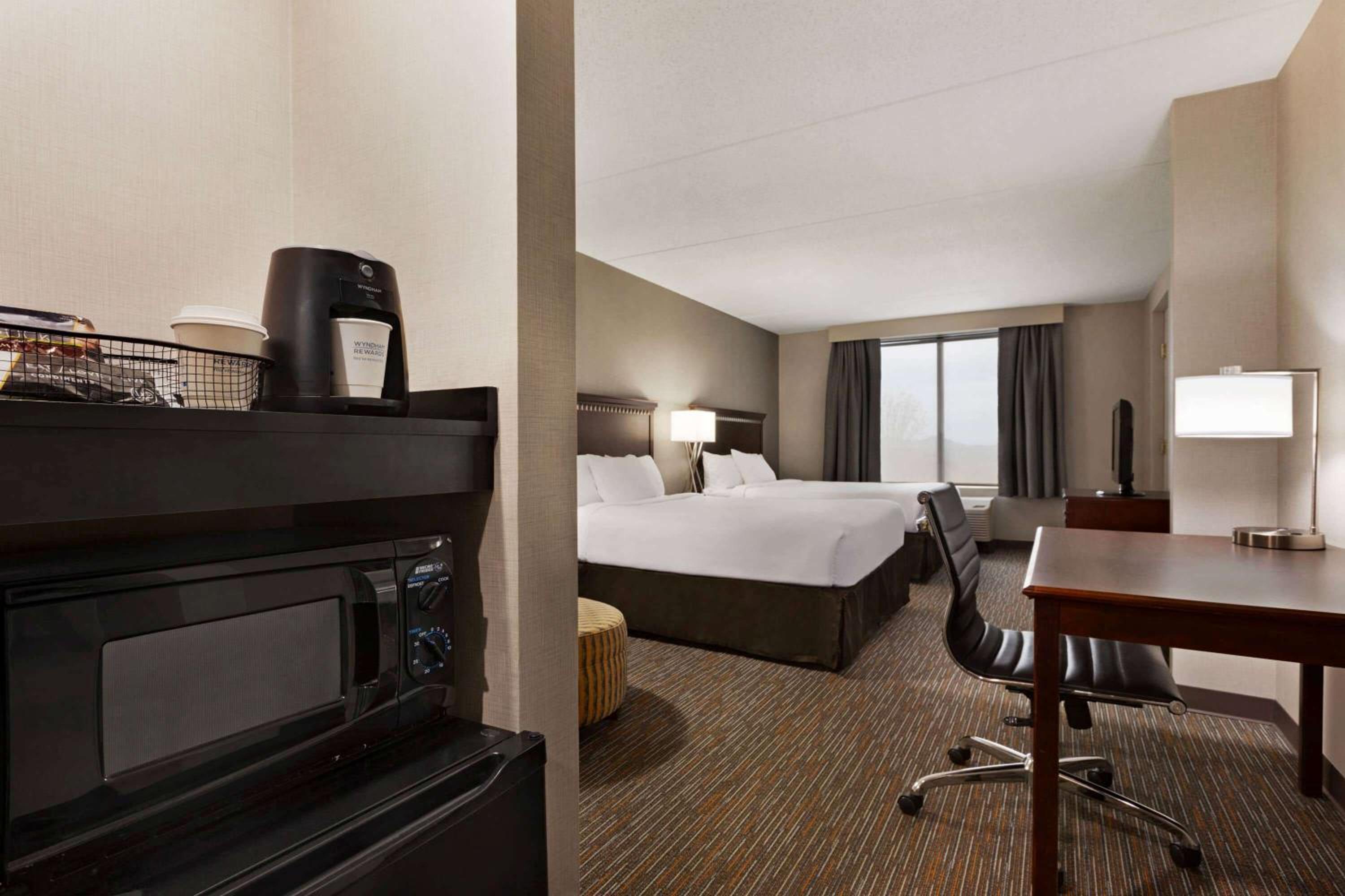 Queen Room with Two Queen Beds and Bath Tub - Mobility Accessible/Non-Smoking - Photo 3