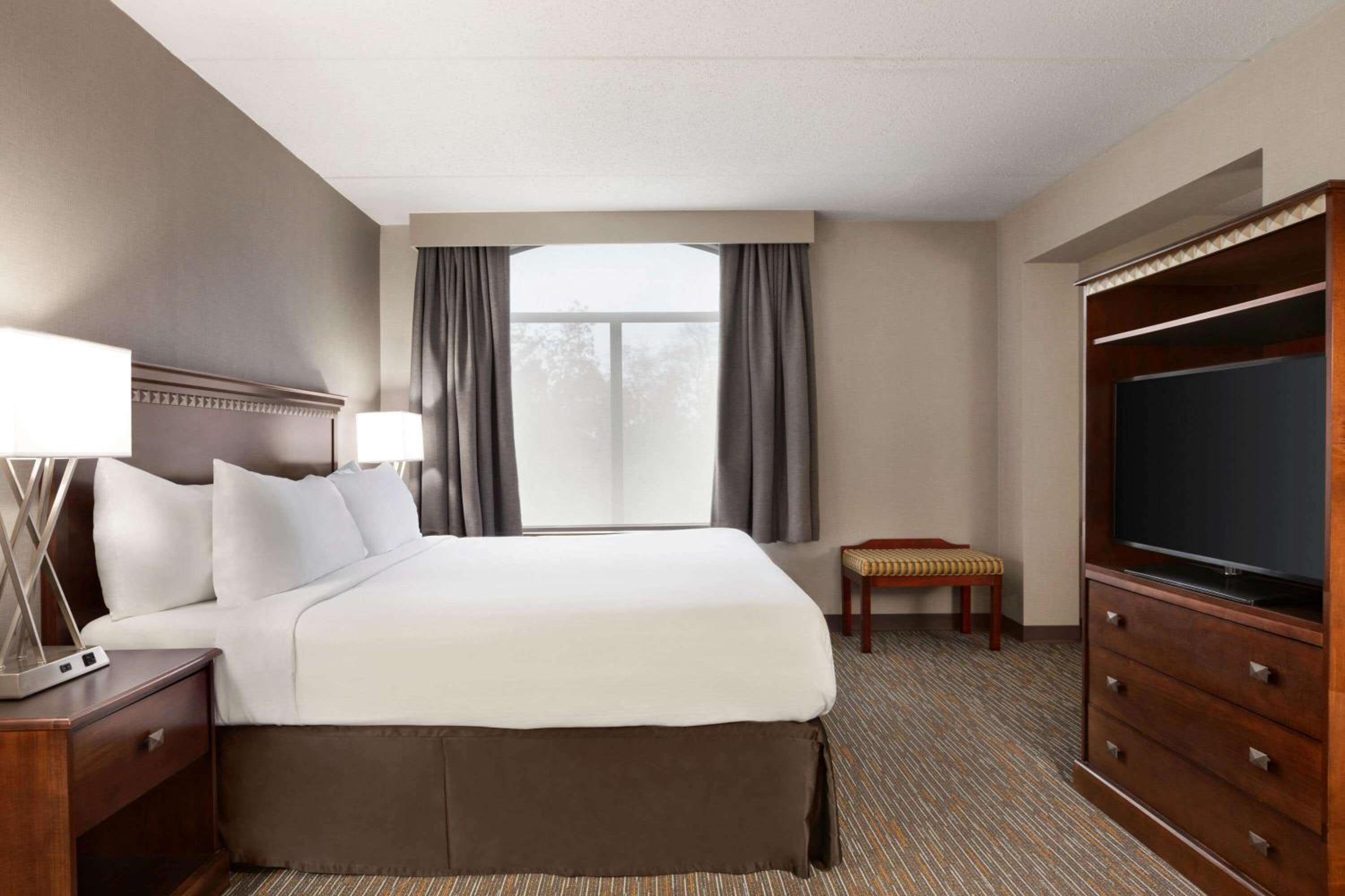 Deluxe King Room - Non-Smoking - Photo 3