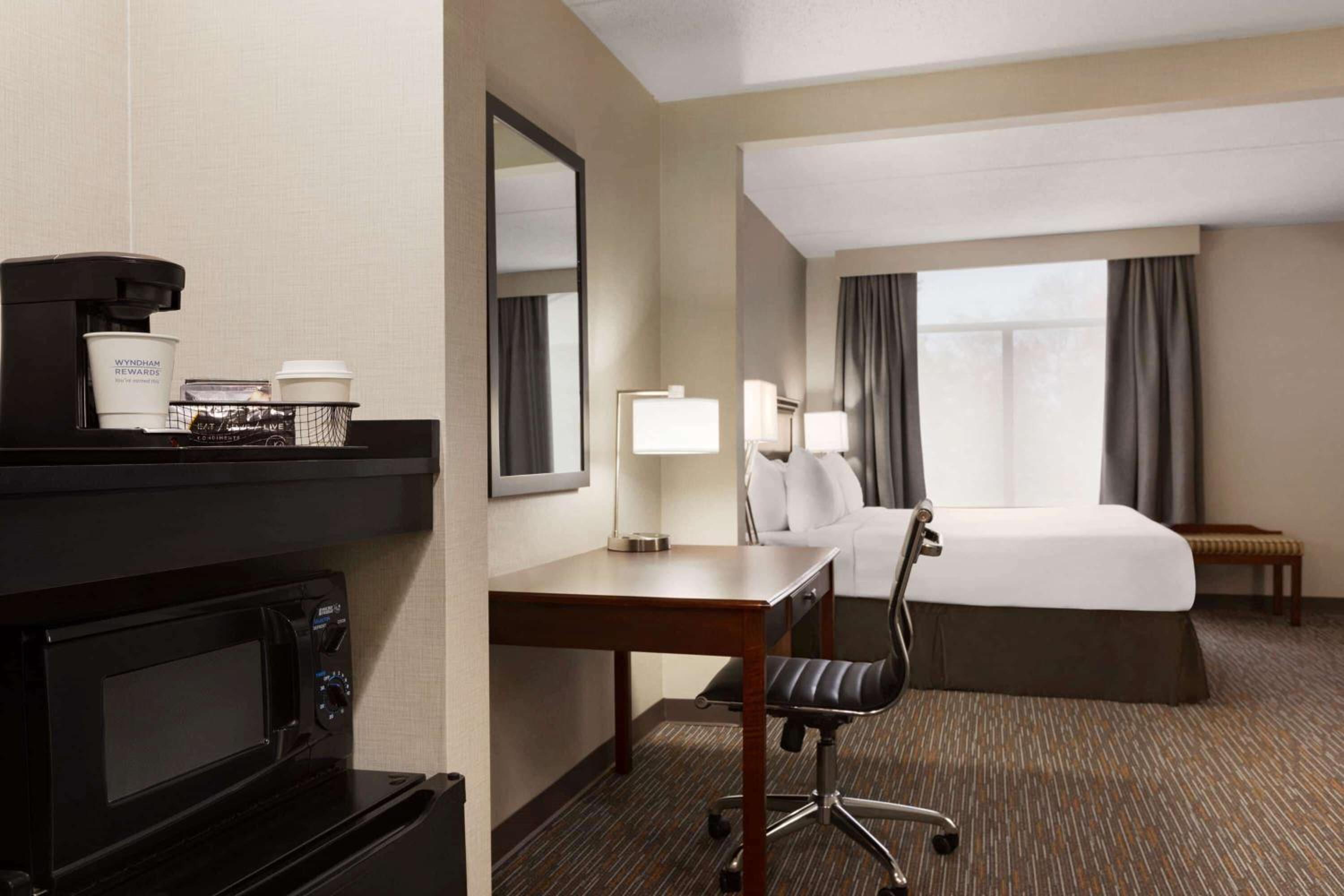 Deluxe King Room - Non-Smoking - Photo 4