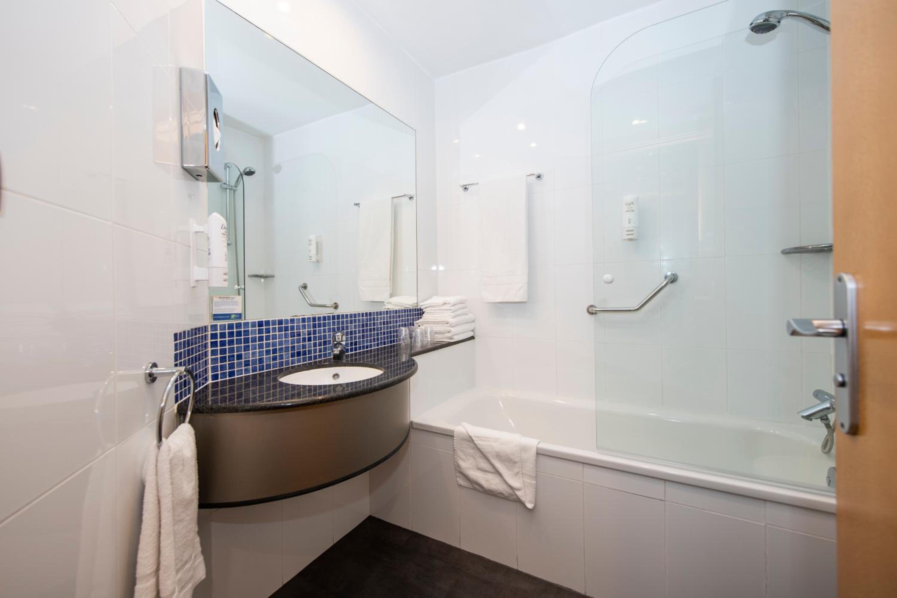 Standard Room with Free Breakfast - Photo 3