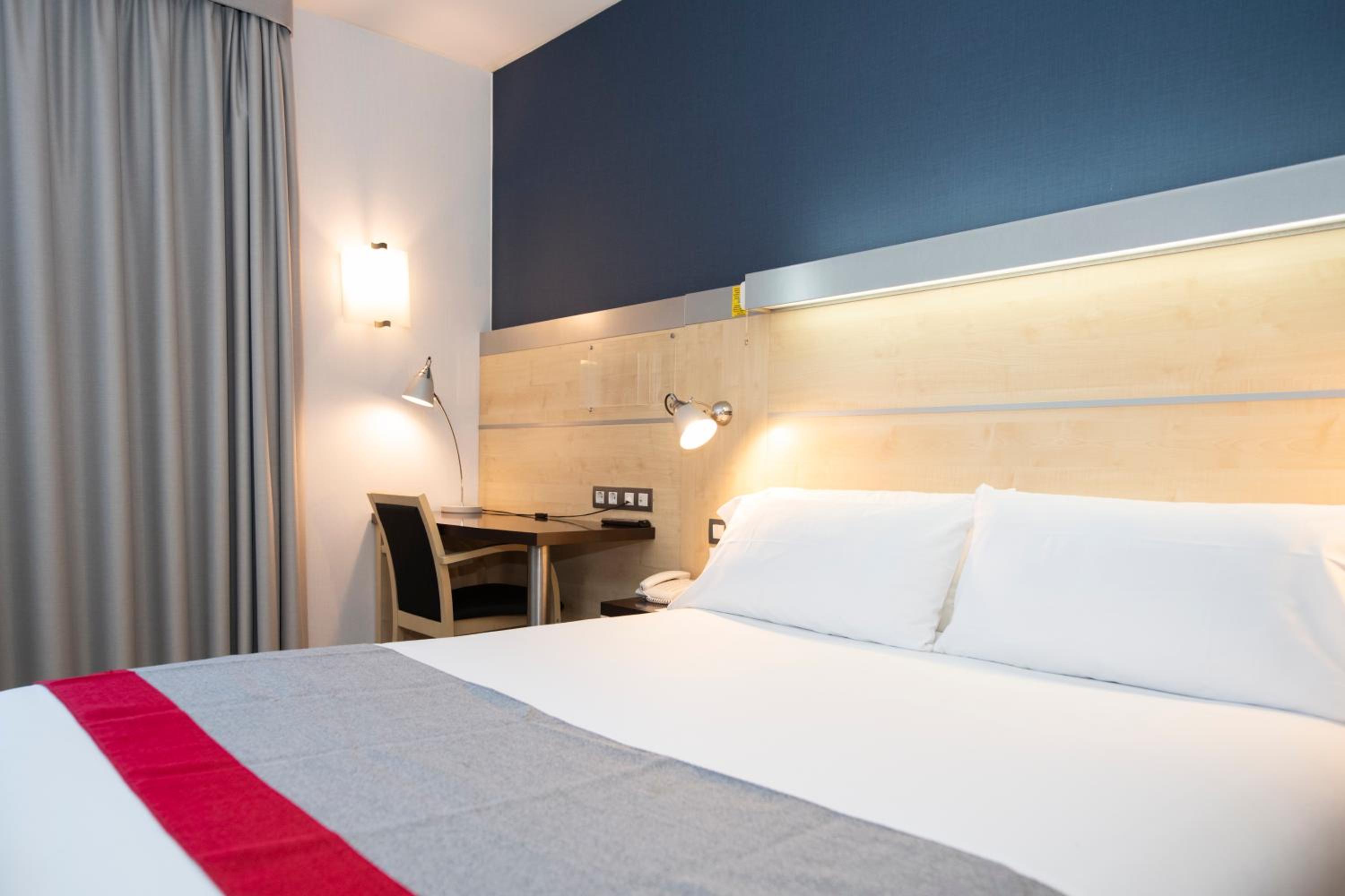 Standard Double Room with Sofa Bed - Photo 15