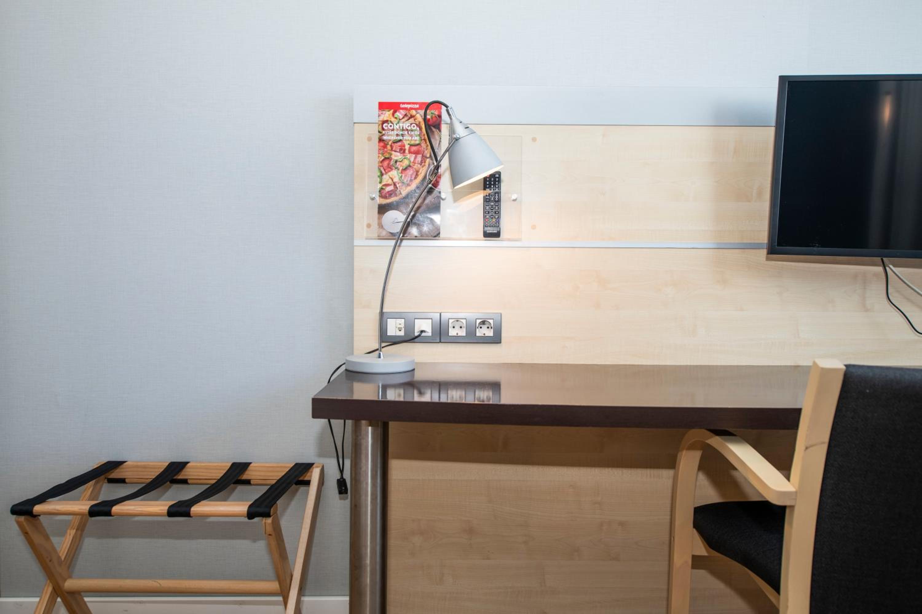 Standard Room with Free Breakfast - Photo 4
