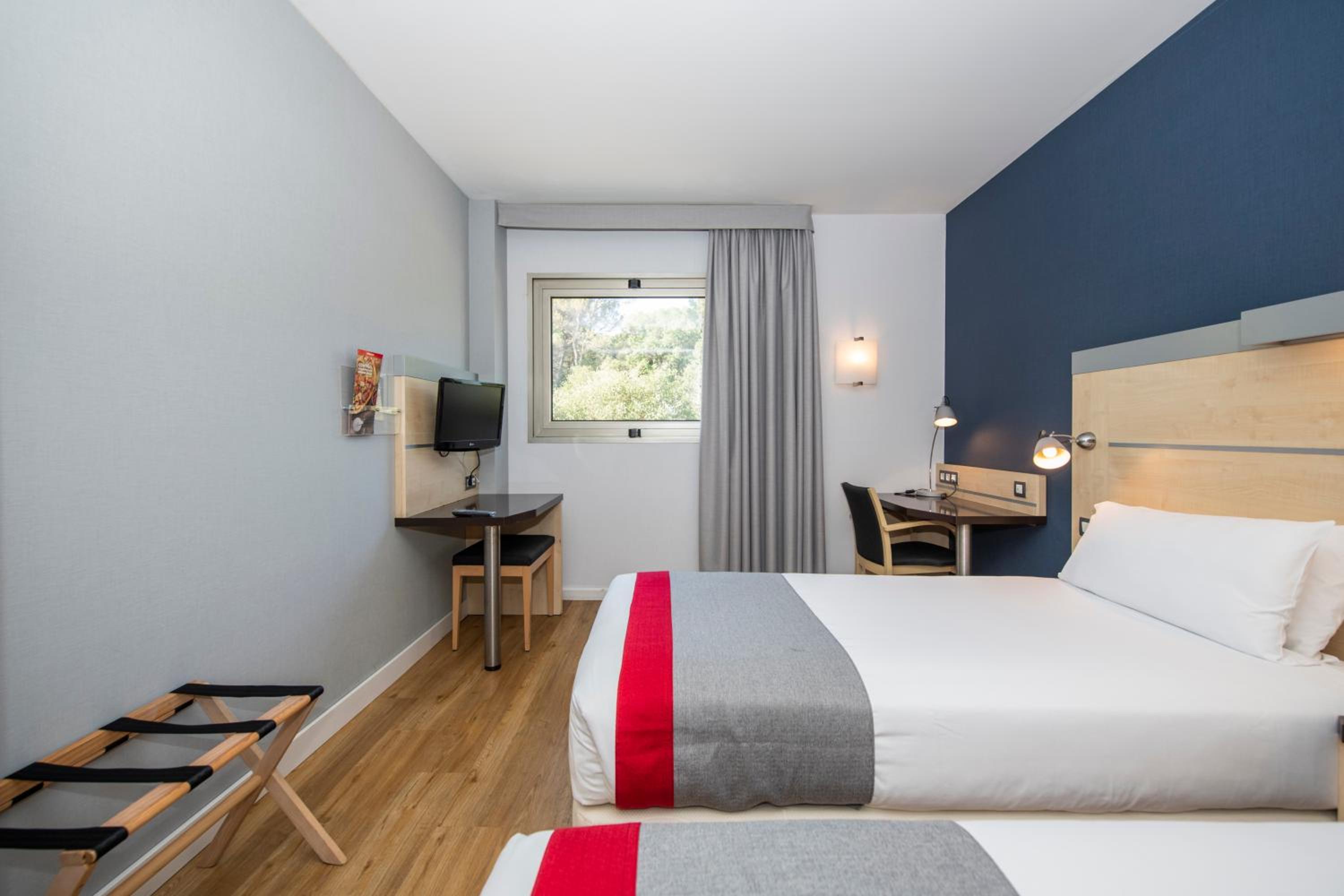 Standard Room with Free Breakfast - Photo 14