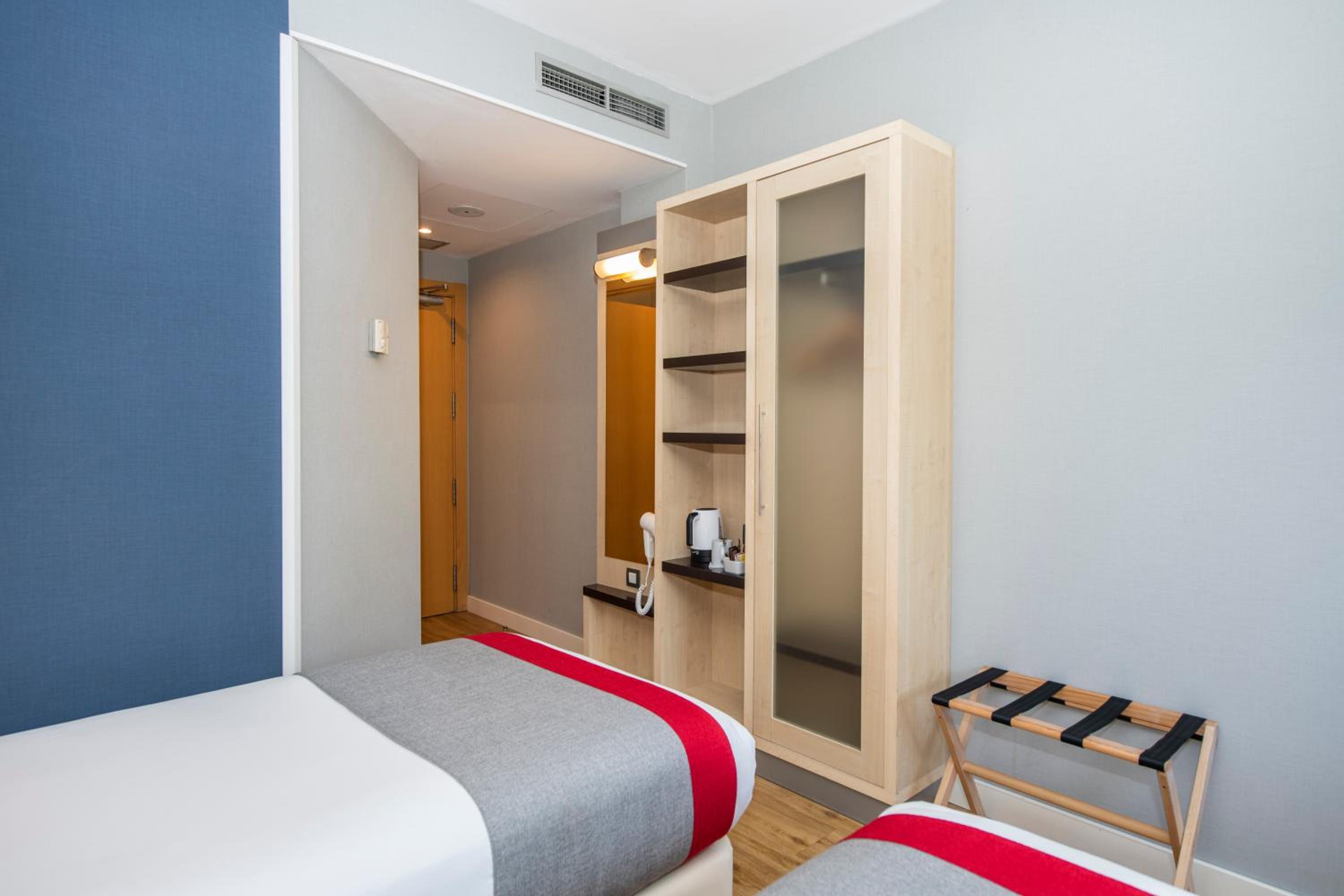 Standard Room with Free Breakfast - Photo 6
