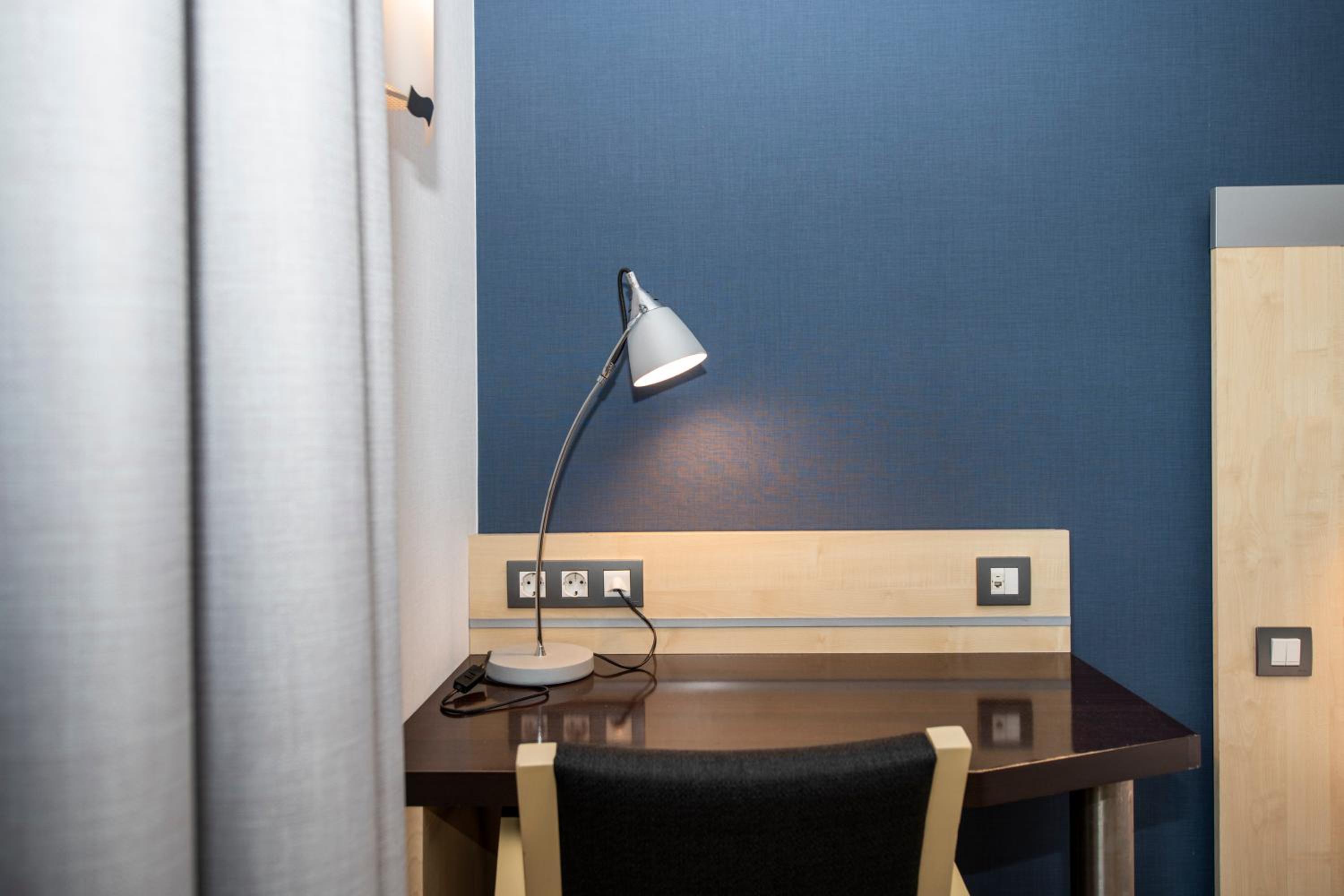 Standard Room with Free Breakfast - Photo 7
