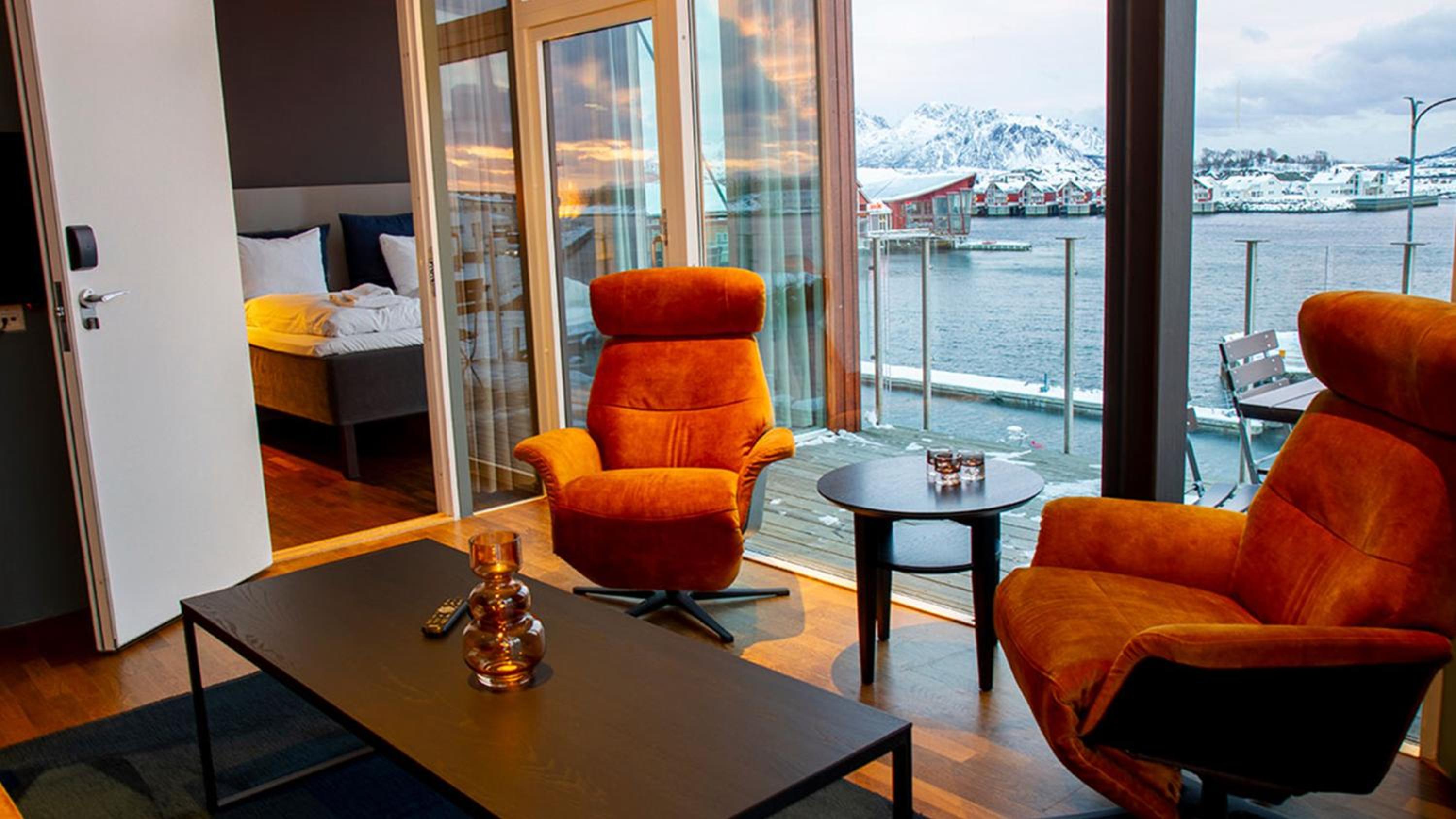 Two-Bedroom Apartment with Balcony and Sea View - Photo 2