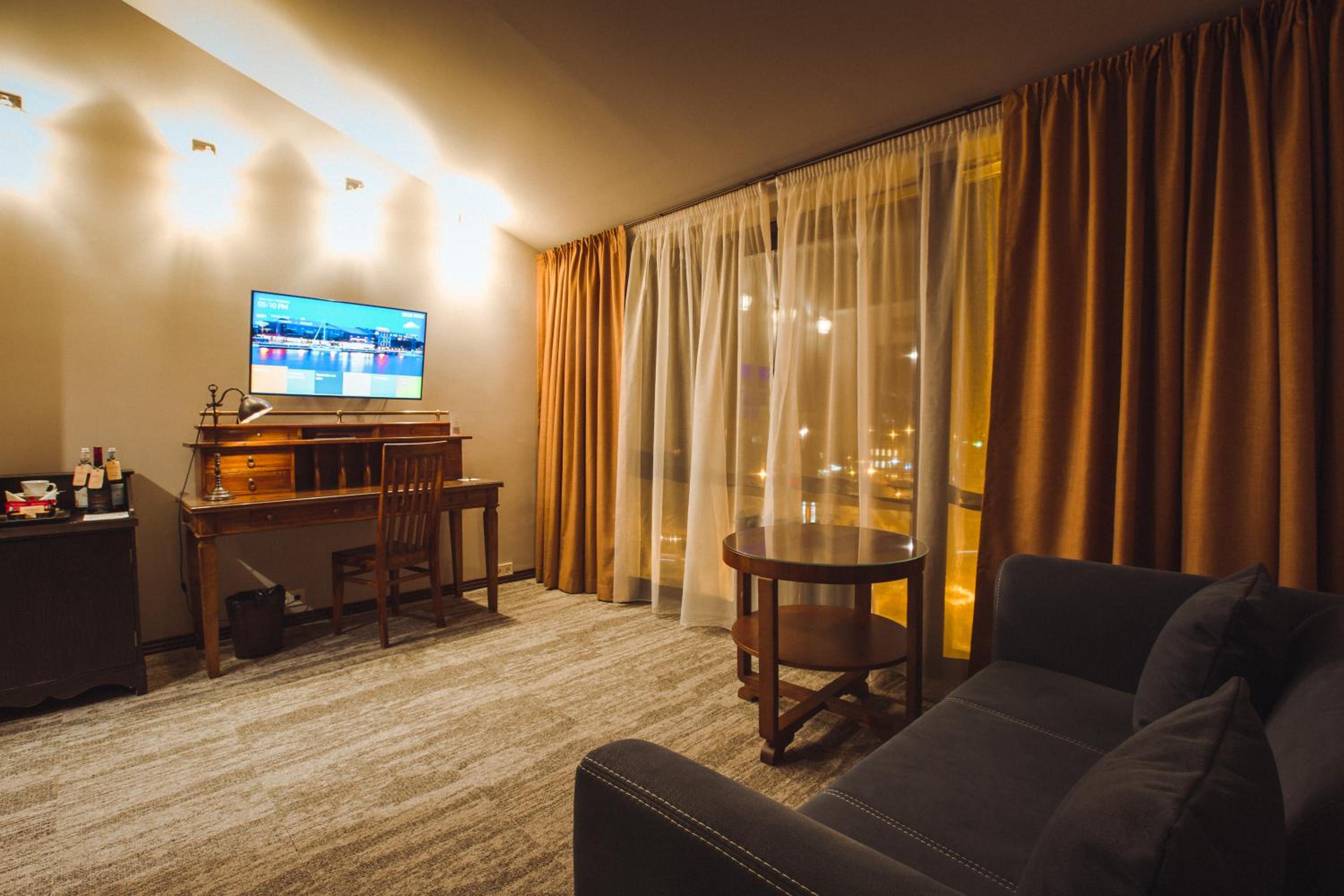 Family Room - Photo 5