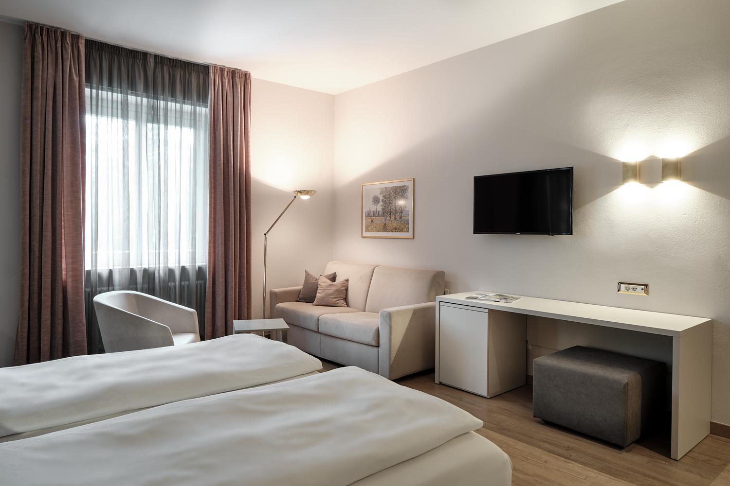 Junior Suite with Pool View - Photo 5