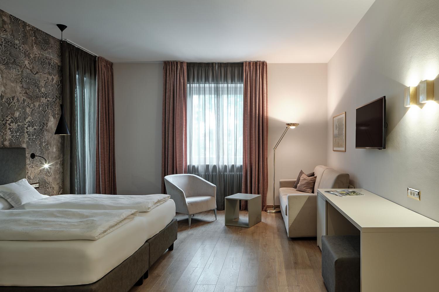 Junior Suite with Pool View - Photo 2