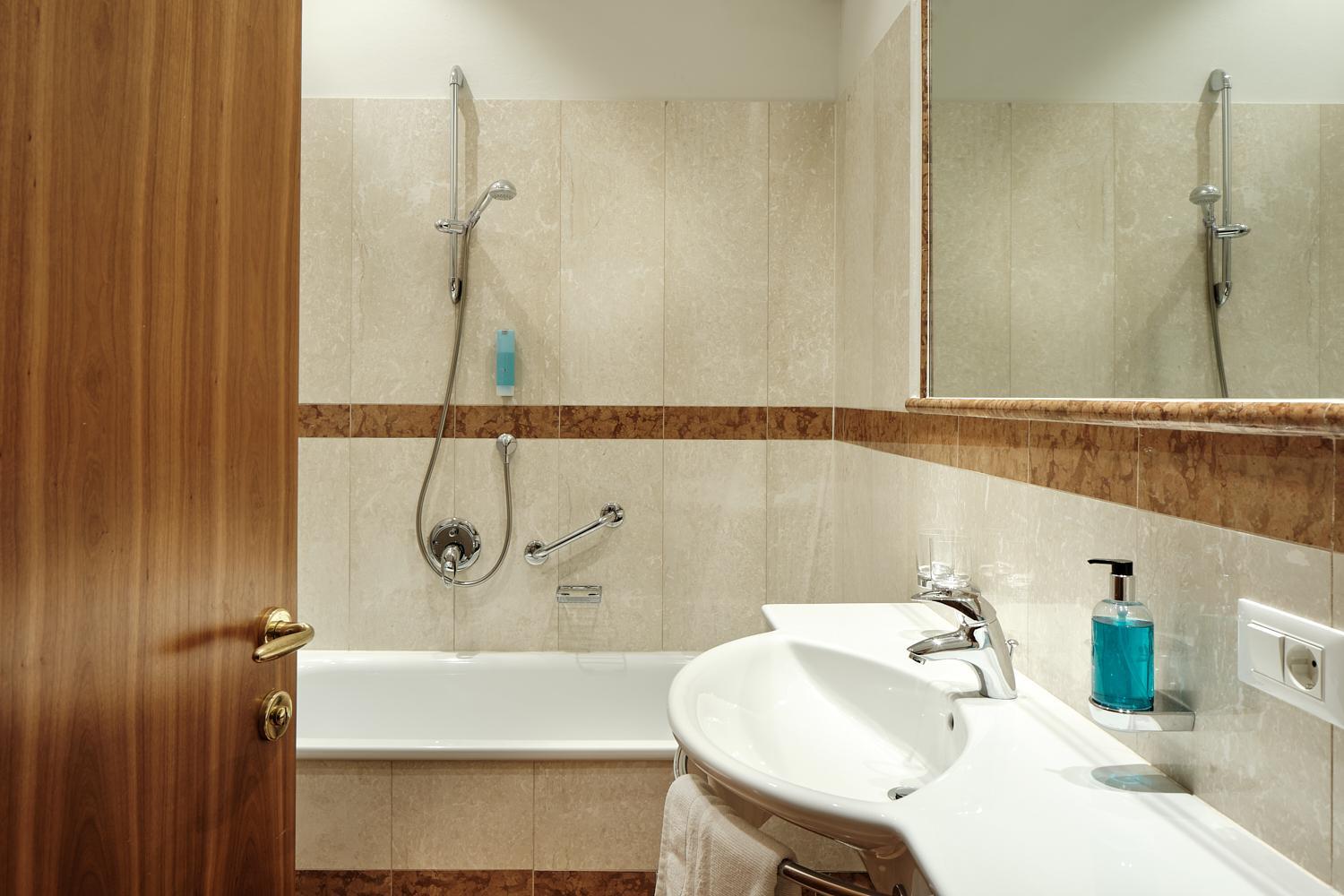 Junior Suite with Pool View - Photo 6
