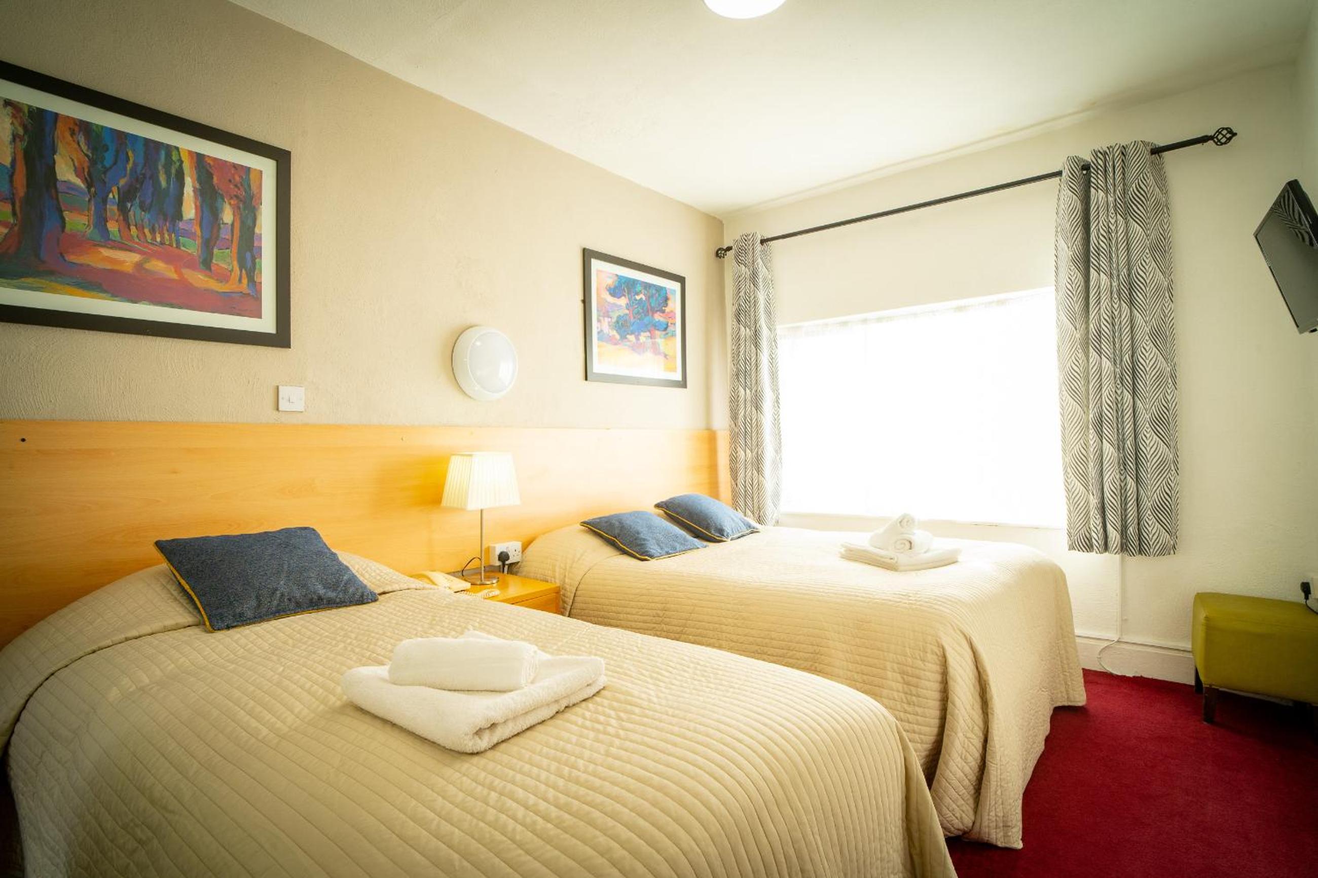 Double and Single Bedded Room - Photo 1