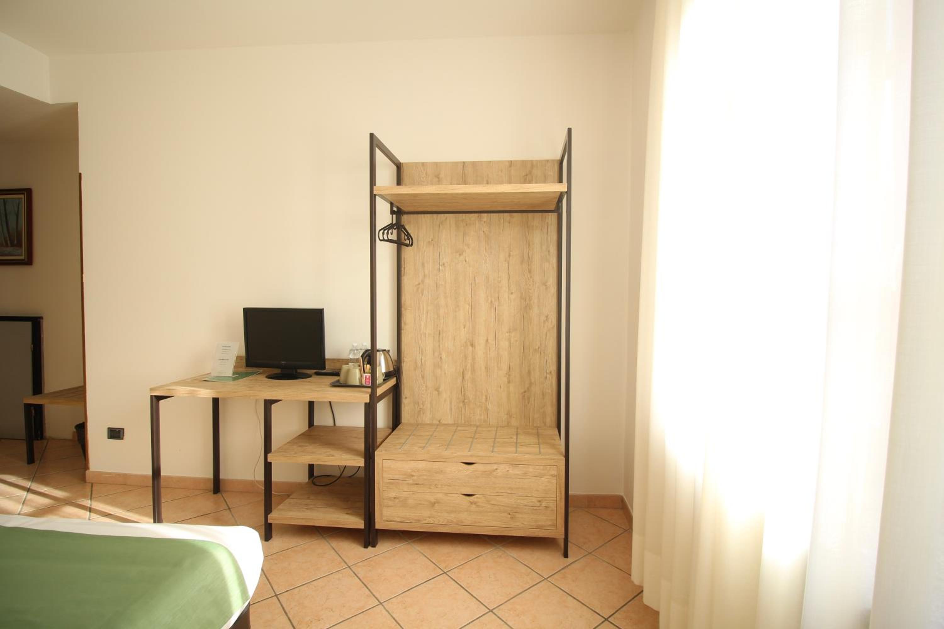 Standard Double or Twin Room - Photo 17