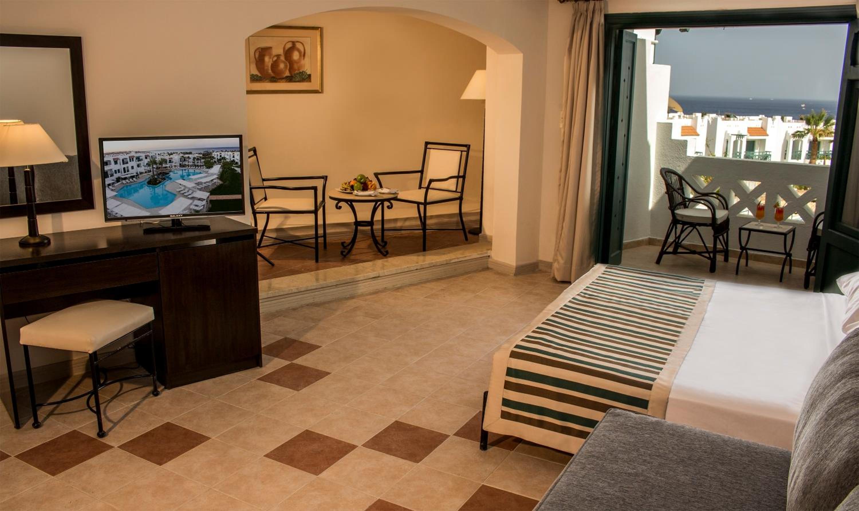 Family Superior, Queen or Twin Bed, Pool View