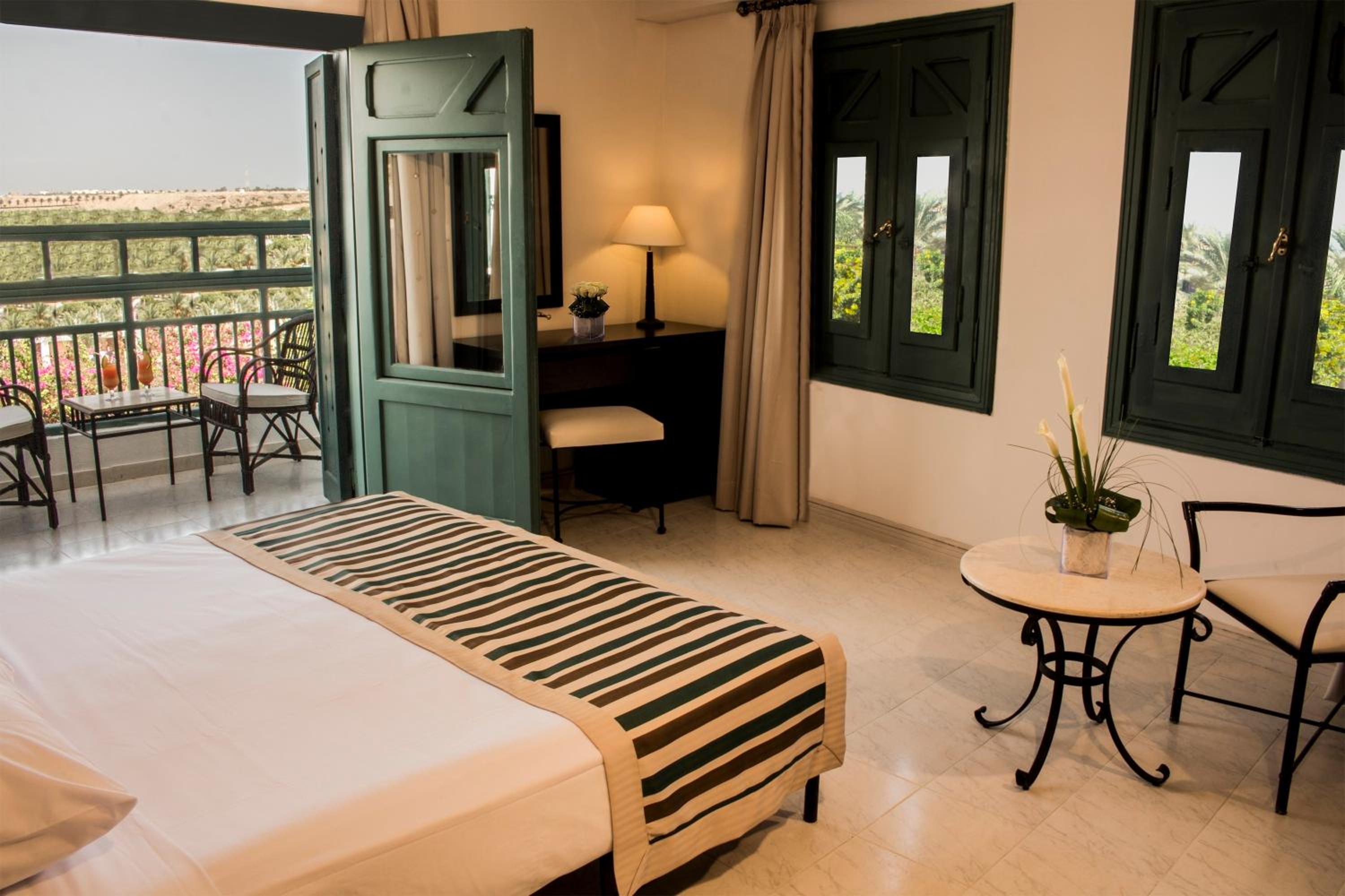 Standard, Queen or Twin Bed, Garden View