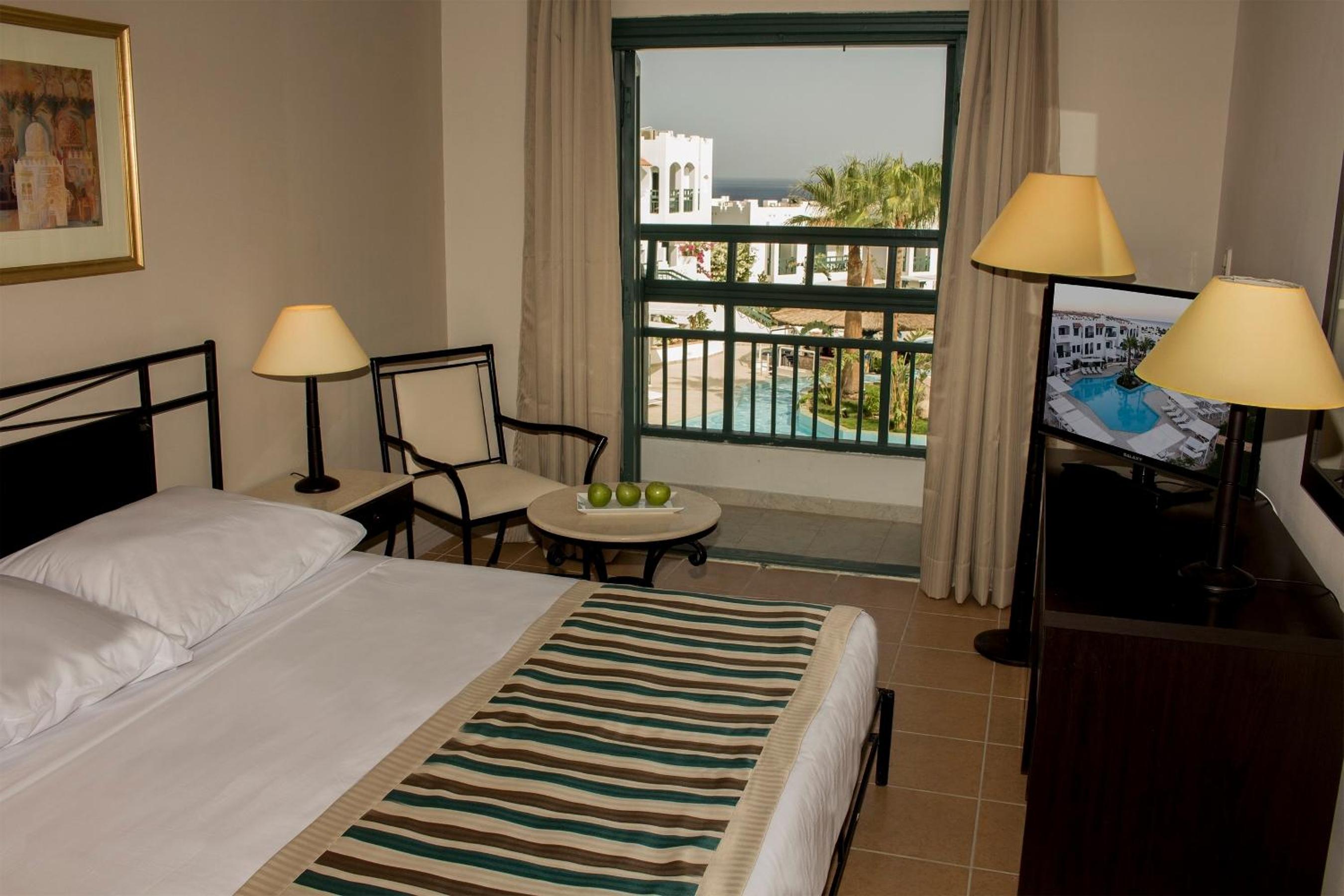 Standard, Queen or Twin Bed, Pool View
