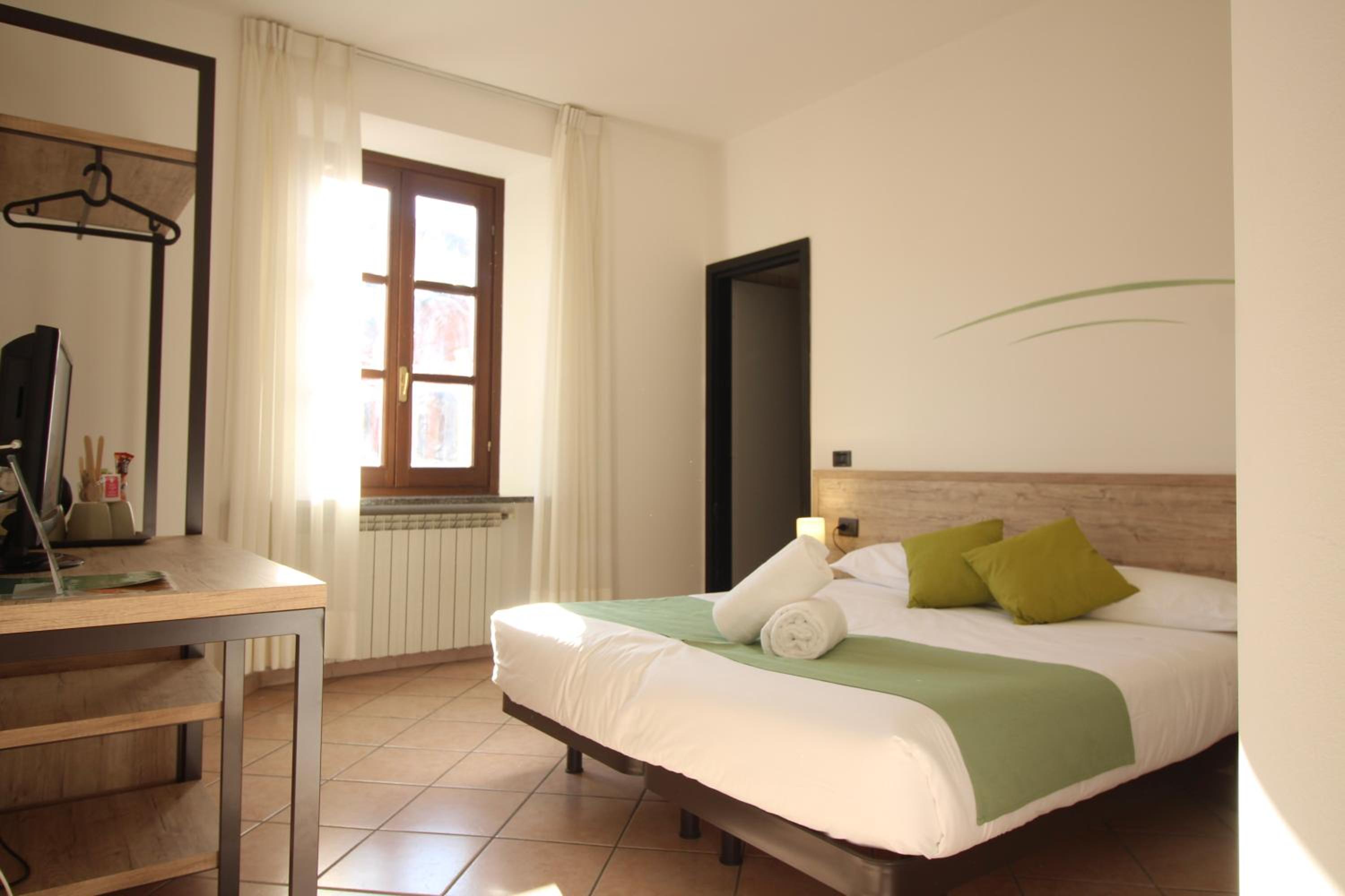 Standard Double or Twin Room - Photo 4