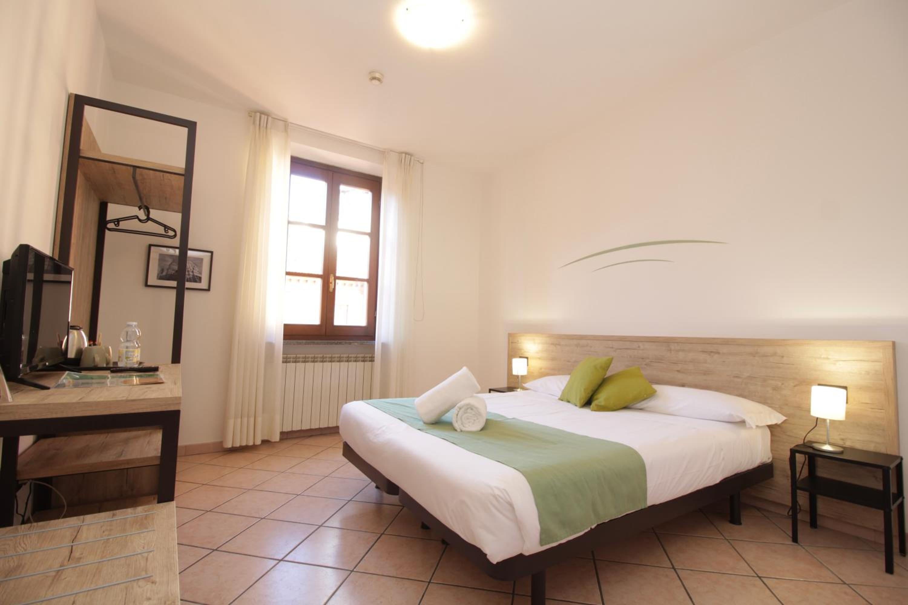 Standard Double or Twin Room - Photo 20