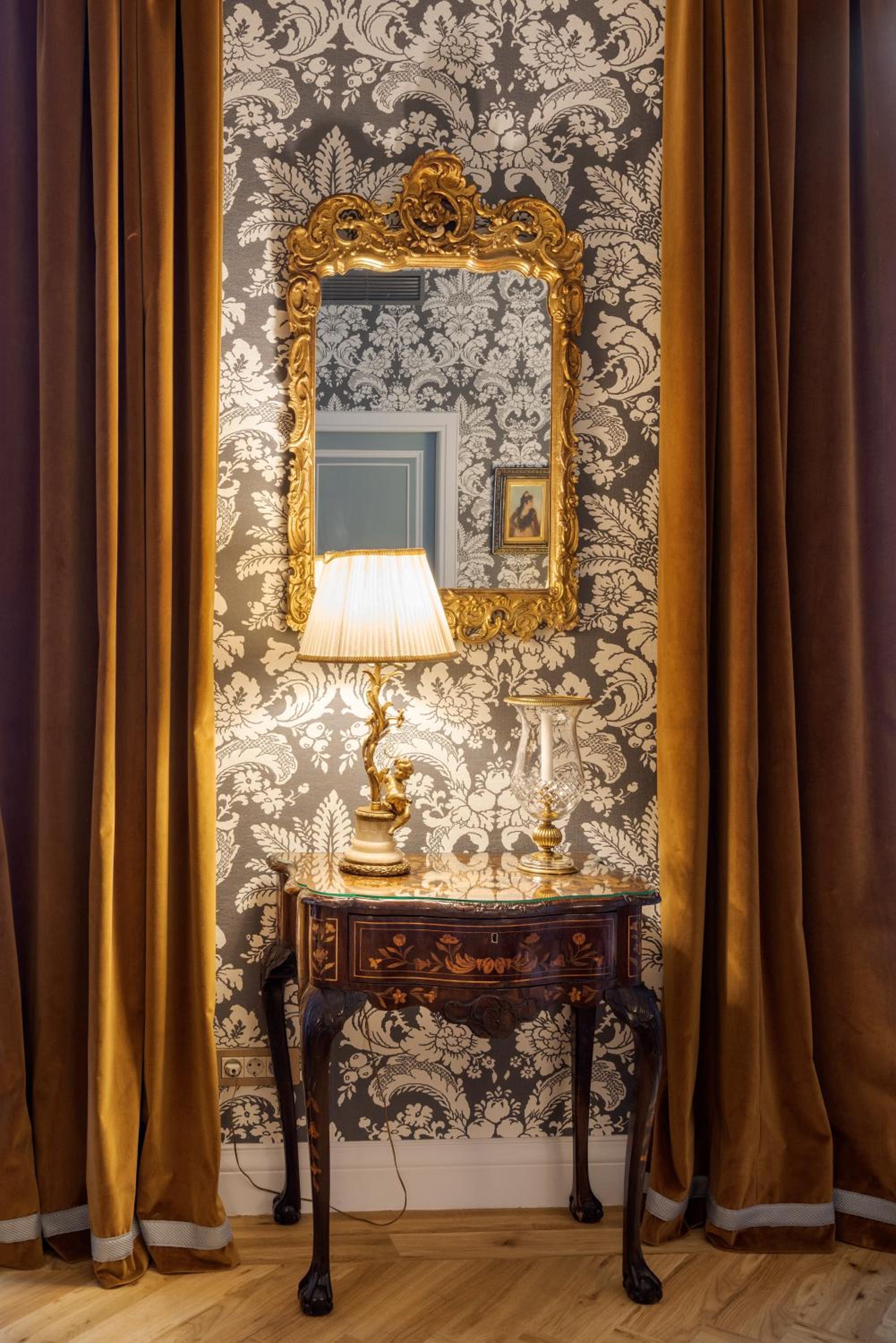 Deluxe Suite with Parking Included  - Photo 7