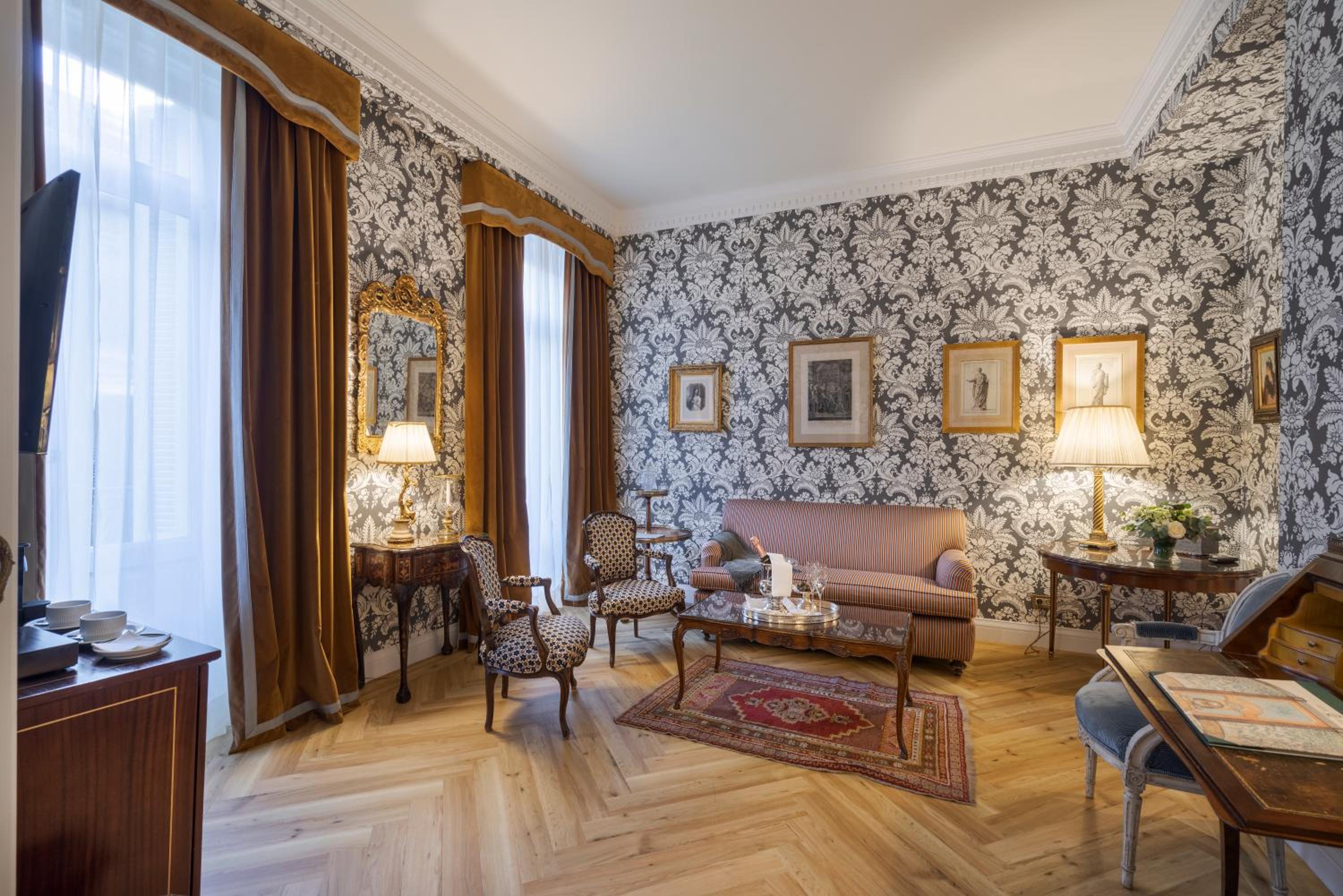 Deluxe Suite with Parking Included  - Photo 9